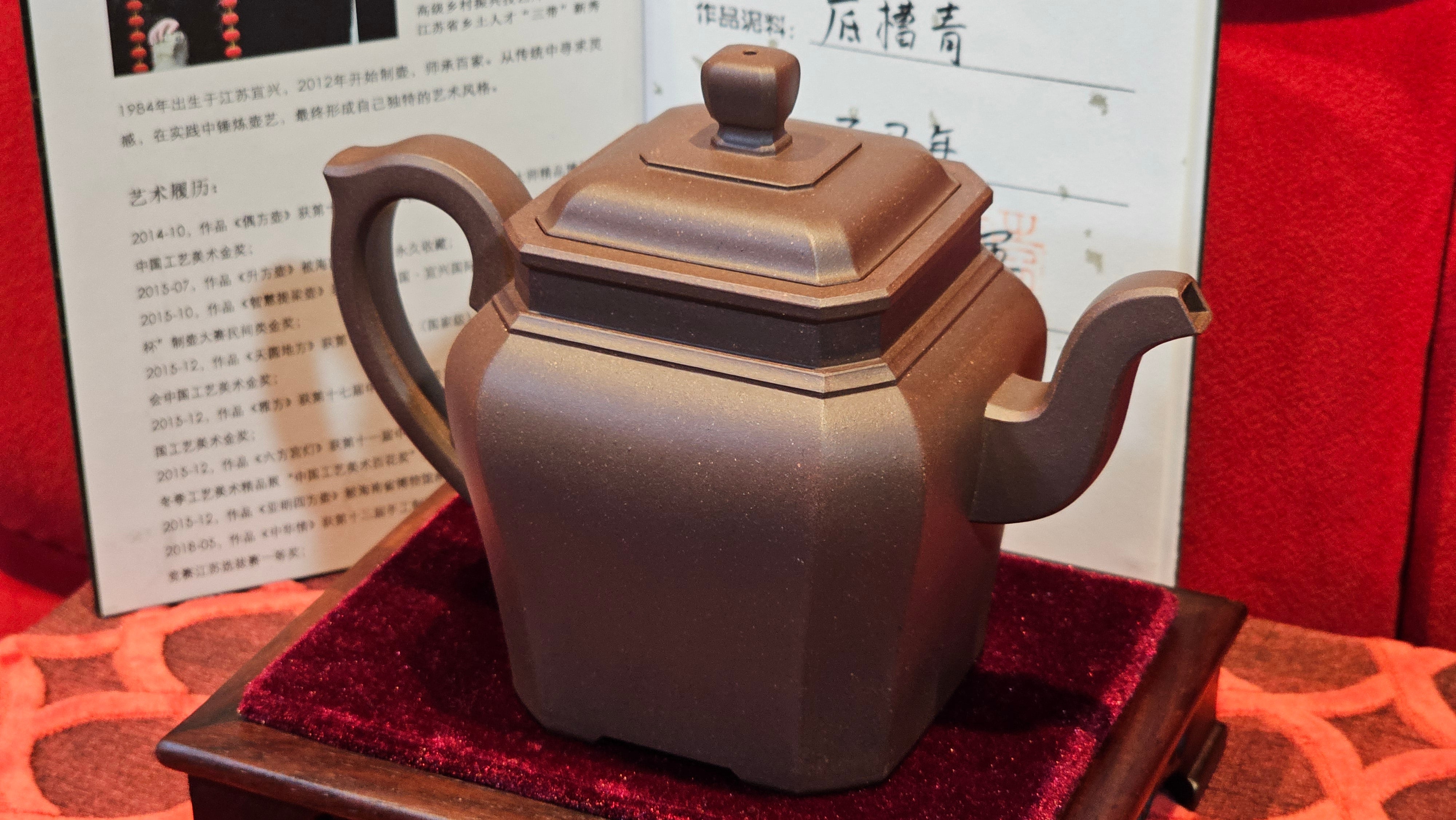 《将军》"Jiang Jun" ~ The General, 405.1ml, Di Cao Qing Zi Ni 底槽青紫泥, Crafted By L2A Senior Consummate Artist Yuan Hui 高级振兴技艺师兼高级工艺美术师~袁辉 ~ Congratulations to Mr A.A.! 0455hrs 18th Oct 2025, Port Franks! Canada🇨🇦.