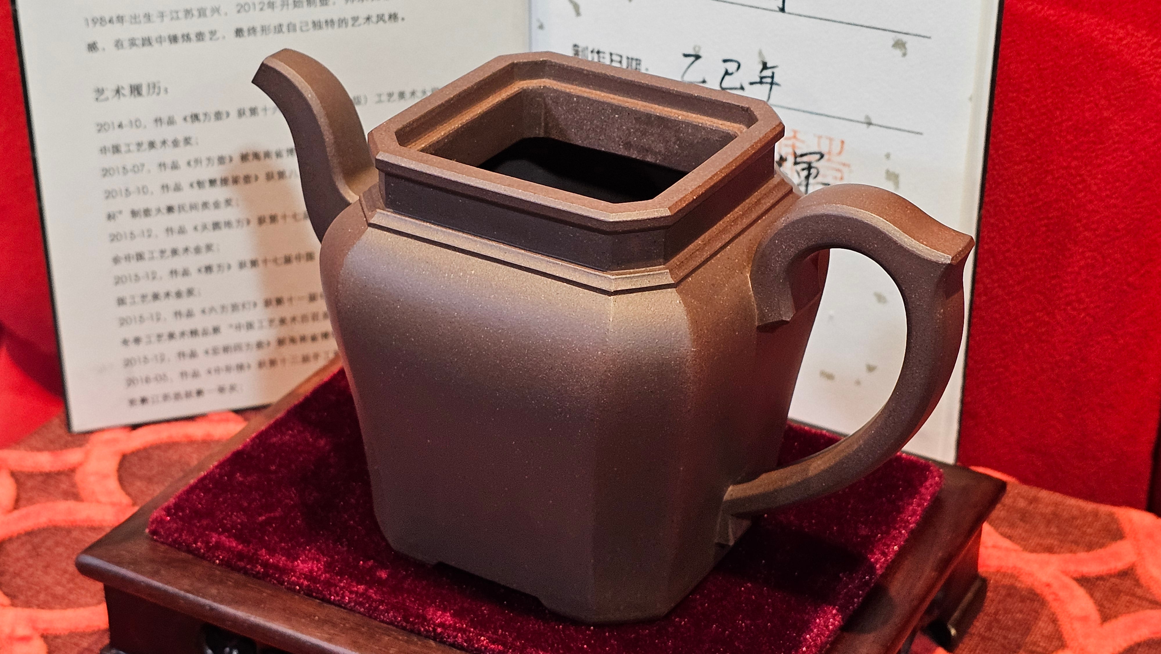 《将军》"Jiang Jun" ~ The General, 405.1ml, Di Cao Qing Zi Ni 底槽青紫泥, Crafted By L2A Senior Consummate Artist Yuan Hui 高级振兴技艺师兼高级工艺美术师~袁辉 ~ Congratulations to Mr A.A.! 0455hrs 18th Oct 2025, Port Franks! Canada🇨🇦.