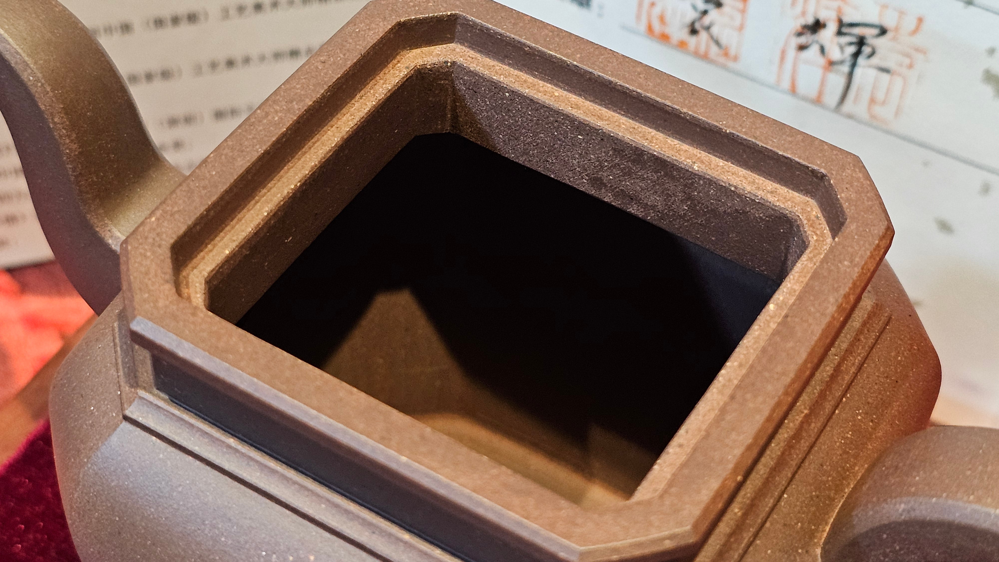 《将军》"Jiang Jun" ~ The General, 405.1ml, Di Cao Qing Zi Ni 底槽青紫泥, Crafted By L2A Senior Consummate Artist Yuan Hui 高级振兴技艺师兼高级工艺美术师~袁辉 ~ Congratulations to Mr A.A.! 0455hrs 18th Oct 2025, Port Franks! Canada🇨🇦.