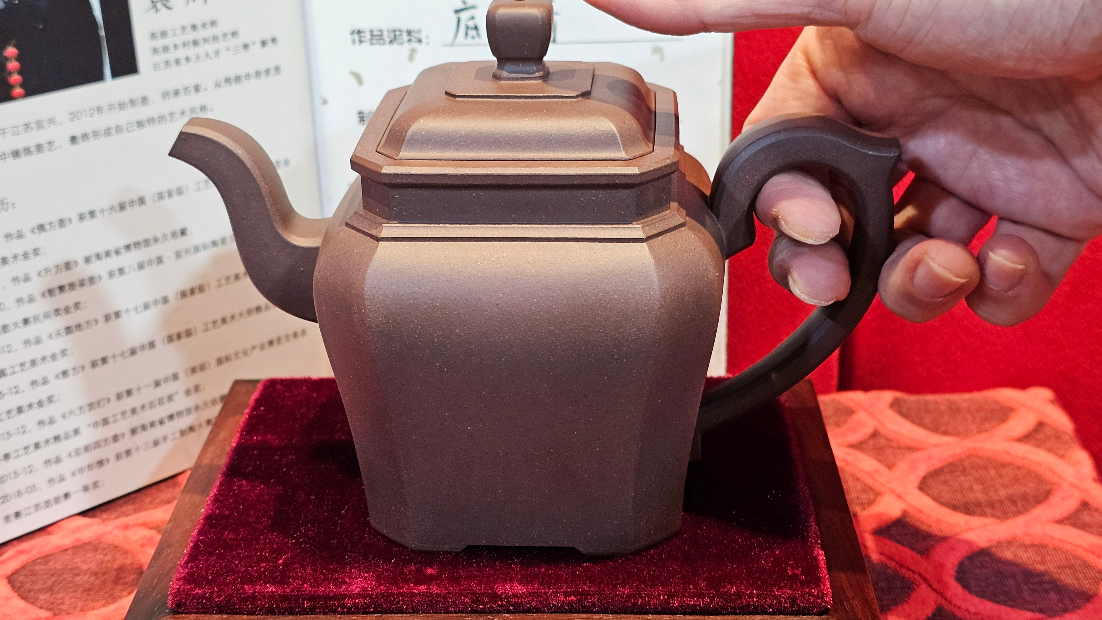 《将军》"Jiang Jun" ~ The General, 405.1ml, Di Cao Qing Zi Ni 底槽青紫泥, Crafted By L2A Senior Consummate Artist Yuan Hui 高级振兴技艺师兼高级工艺美术师~袁辉 ~ Congratulations to Mr A.A.! 0455hrs 18th Oct 2025, Port Franks! Canada🇨🇦.