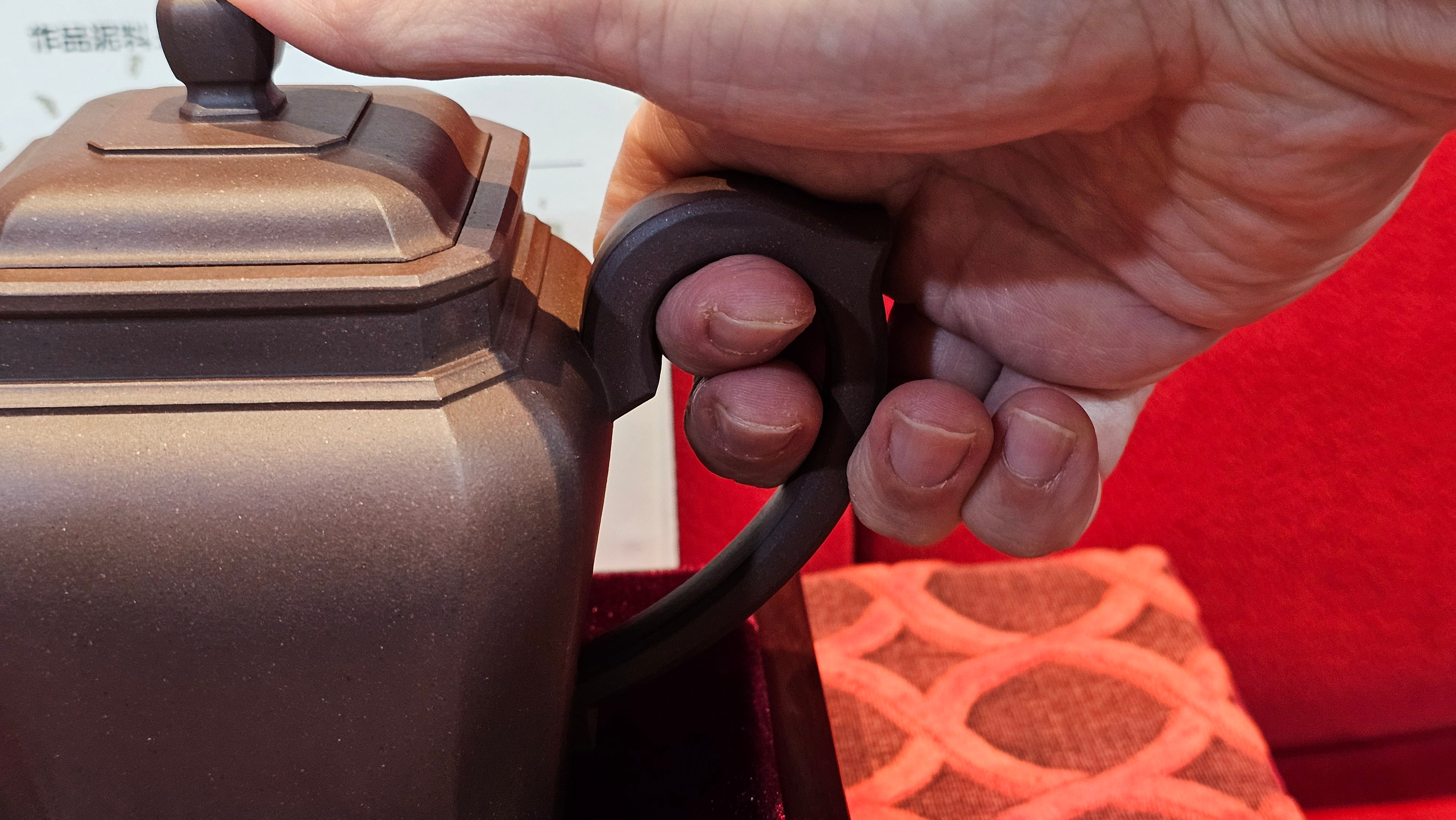 《将军》"Jiang Jun" ~ The General, 405.1ml, Di Cao Qing Zi Ni 底槽青紫泥, Crafted By L2A Senior Consummate Artist Yuan Hui 高级振兴技艺师兼高级工艺美术师~袁辉 ~ Congratulations to Mr A.A.! 0455hrs 18th Oct 2025, Port Franks! Canada🇨🇦.