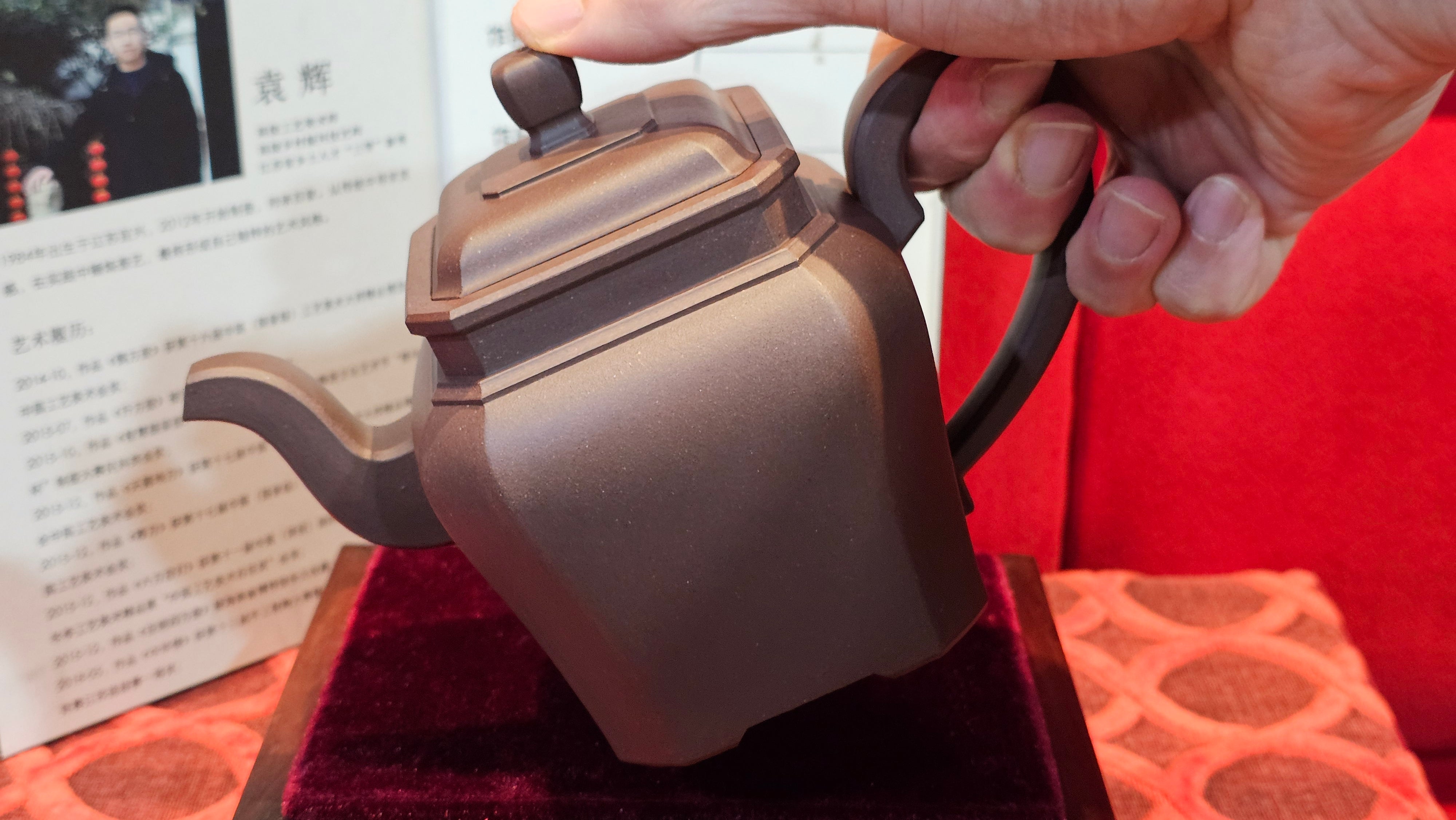 《将军》"Jiang Jun" ~ The General, 405.1ml, Di Cao Qing Zi Ni 底槽青紫泥, Crafted By L2A Senior Consummate Artist Yuan Hui 高级振兴技艺师兼高级工艺美术师~袁辉 ~ Congratulations to Mr A.A.! 0455hrs 18th Oct 2025, Port Franks! Canada🇨🇦.