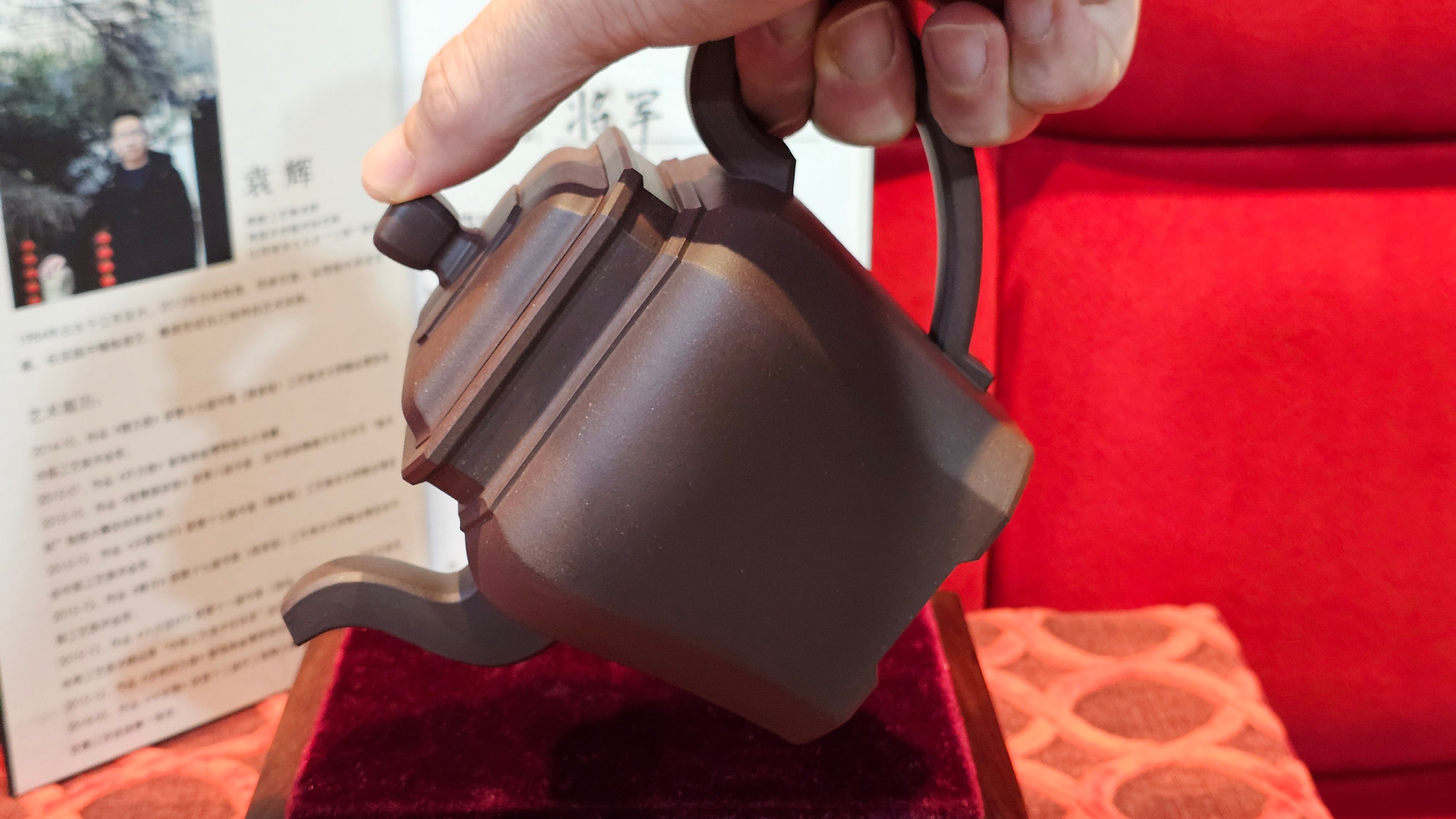 《将军》"Jiang Jun" ~ The General, 405.1ml, Di Cao Qing Zi Ni 底槽青紫泥, Crafted By L2A Senior Consummate Artist Yuan Hui 高级振兴技艺师兼高级工艺美术师~袁辉 ~ Congratulations to Mr A.A.! 0455hrs 18th Oct 2025, Port Franks! Canada🇨🇦.