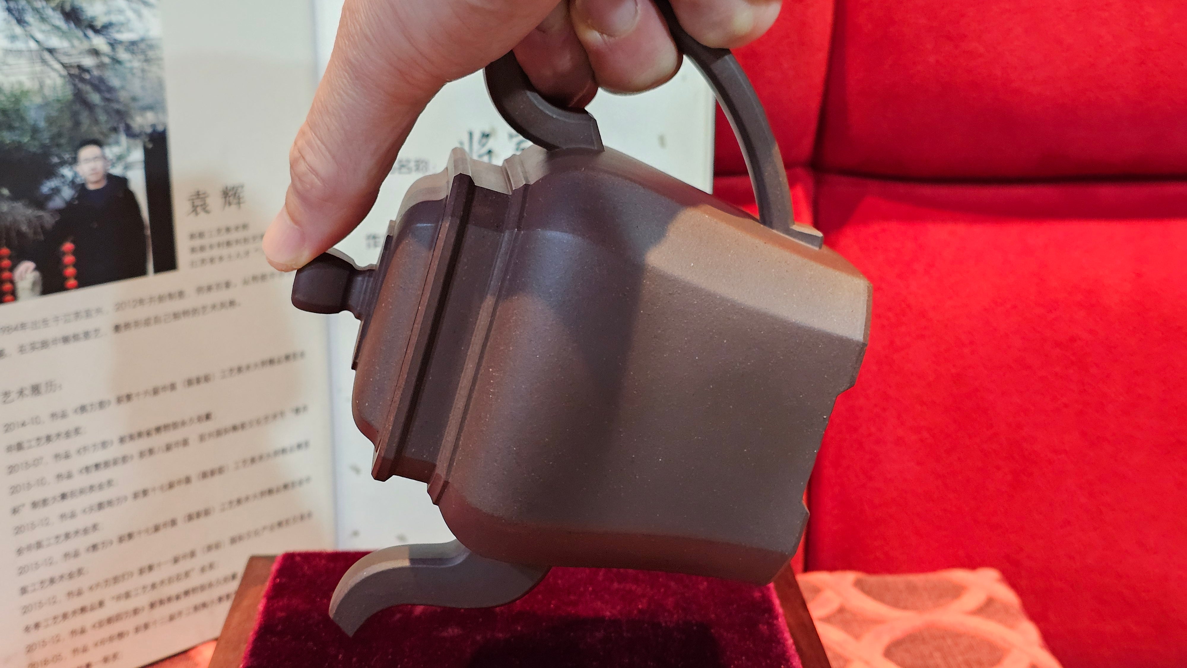 《将军》"Jiang Jun" ~ The General, 405.1ml, Di Cao Qing Zi Ni 底槽青紫泥, Crafted By L2A Senior Consummate Artist Yuan Hui 高级振兴技艺师兼高级工艺美术师~袁辉 ~ Congratulations to Mr A.A.! 0455hrs 18th Oct 2025, Port Franks! Canada🇨🇦.