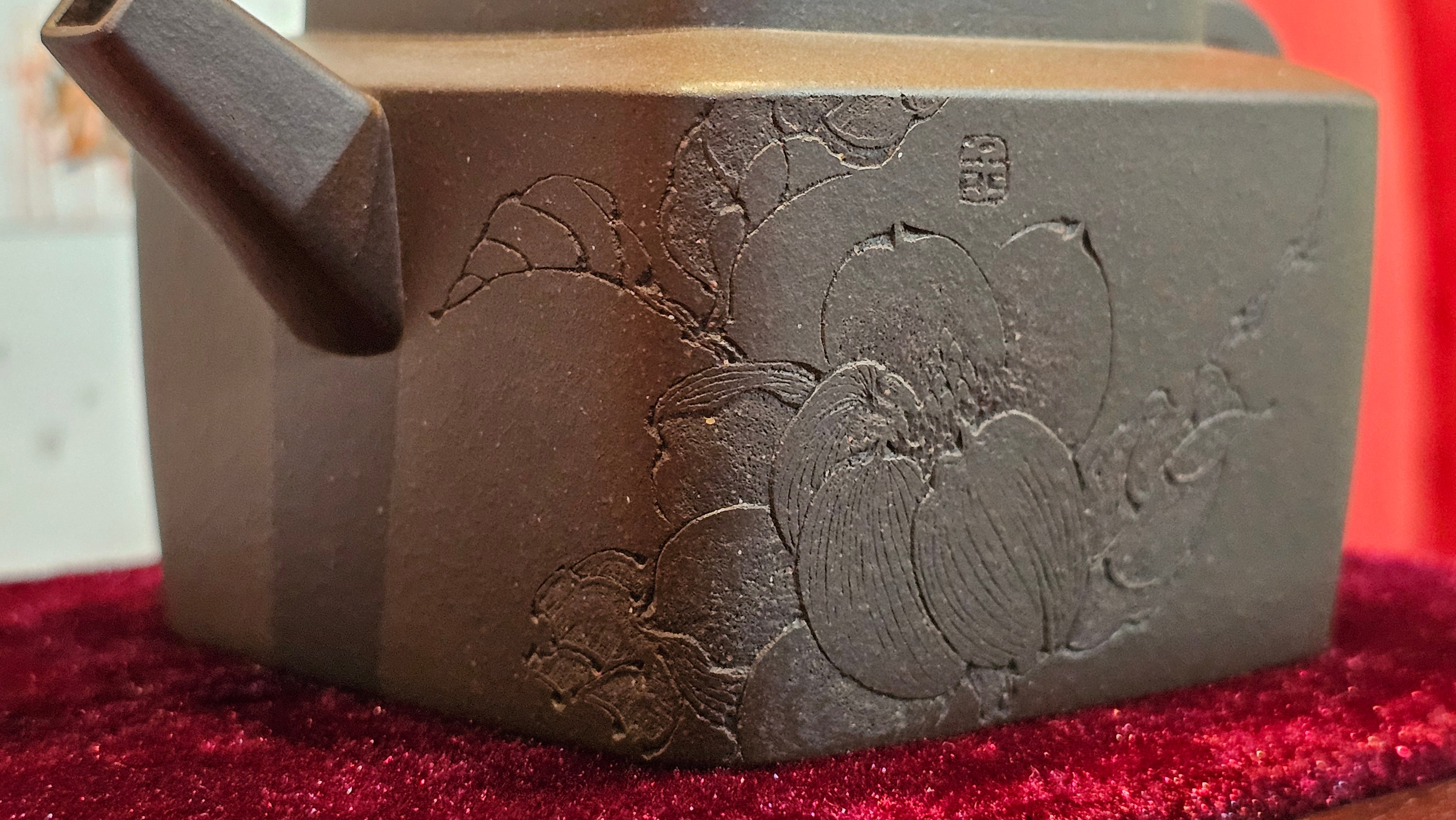 《静远四方》"Jing Yuan Si Fang ~ Stillness, expansive in Four Directions", 161.8ml, "卓而不群" and Lotus Flower Engraving, Di Cao Qing Zi Ni 底槽青紫泥, by L2A Senior Consummate Artist Yuan Hui 袁辉 ~ Congratulations!to Ms A.C., 0918hrs 12th July 2025, Santa Clara, CA!