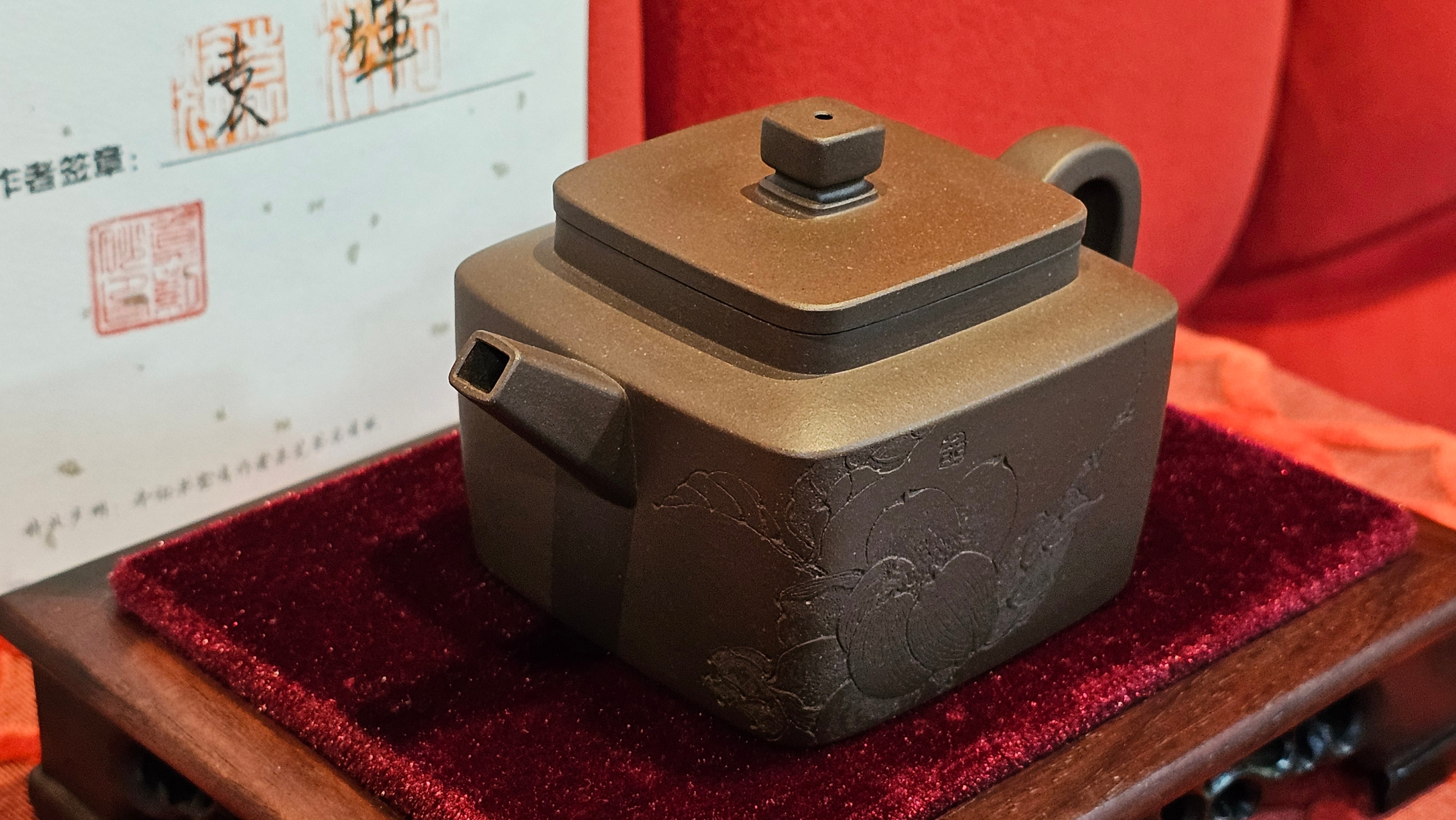 《静远四方》"Jing Yuan Si Fang ~ Stillness, expansive in Four Directions", 161.8ml, "卓而不群" and Lotus Flower Engraving, Di Cao Qing Zi Ni 底槽青紫泥, by L2A Senior Consummate Artist Yuan Hui 袁辉 ~ Congratulations!to Ms A.C., 0918hrs 12th July 2025, Santa Clara, CA!