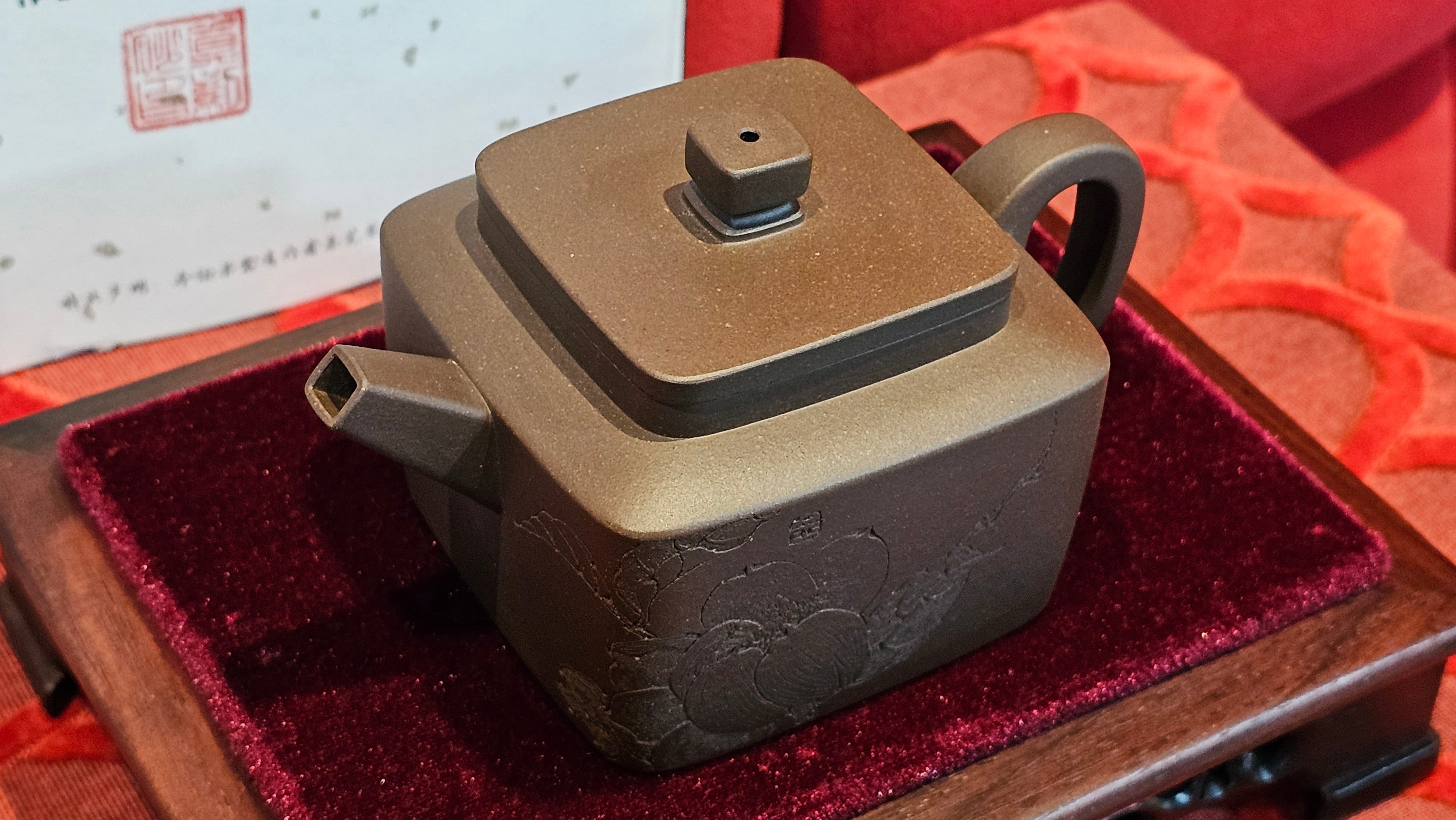 《静远四方》"Jing Yuan Si Fang ~ Stillness, expansive in Four Directions", 161.8ml, "卓而不群" and Lotus Flower Engraving, Di Cao Qing Zi Ni 底槽青紫泥, by L2A Senior Consummate Artist Yuan Hui 袁辉 ~ Congratulations!to Ms A.C., 0918hrs 12th July 2025, Santa Clara, CA!