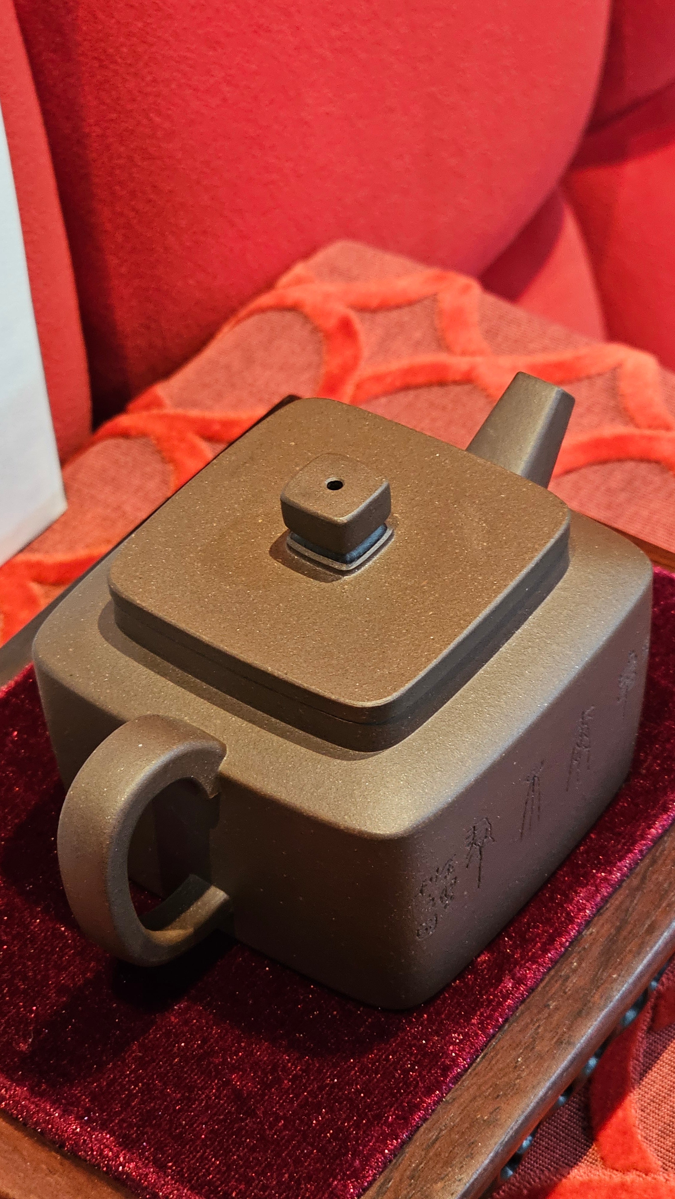 《静远四方》"Jing Yuan Si Fang ~ Stillness, expansive in Four Directions", 161.8ml, "卓而不群" and Lotus Flower Engraving, Di Cao Qing Zi Ni 底槽青紫泥, by L2A Senior Consummate Artist Yuan Hui 袁辉 ~ Congratulations!to Ms A.C., 0918hrs 12th July 2025, Santa Clara, CA!