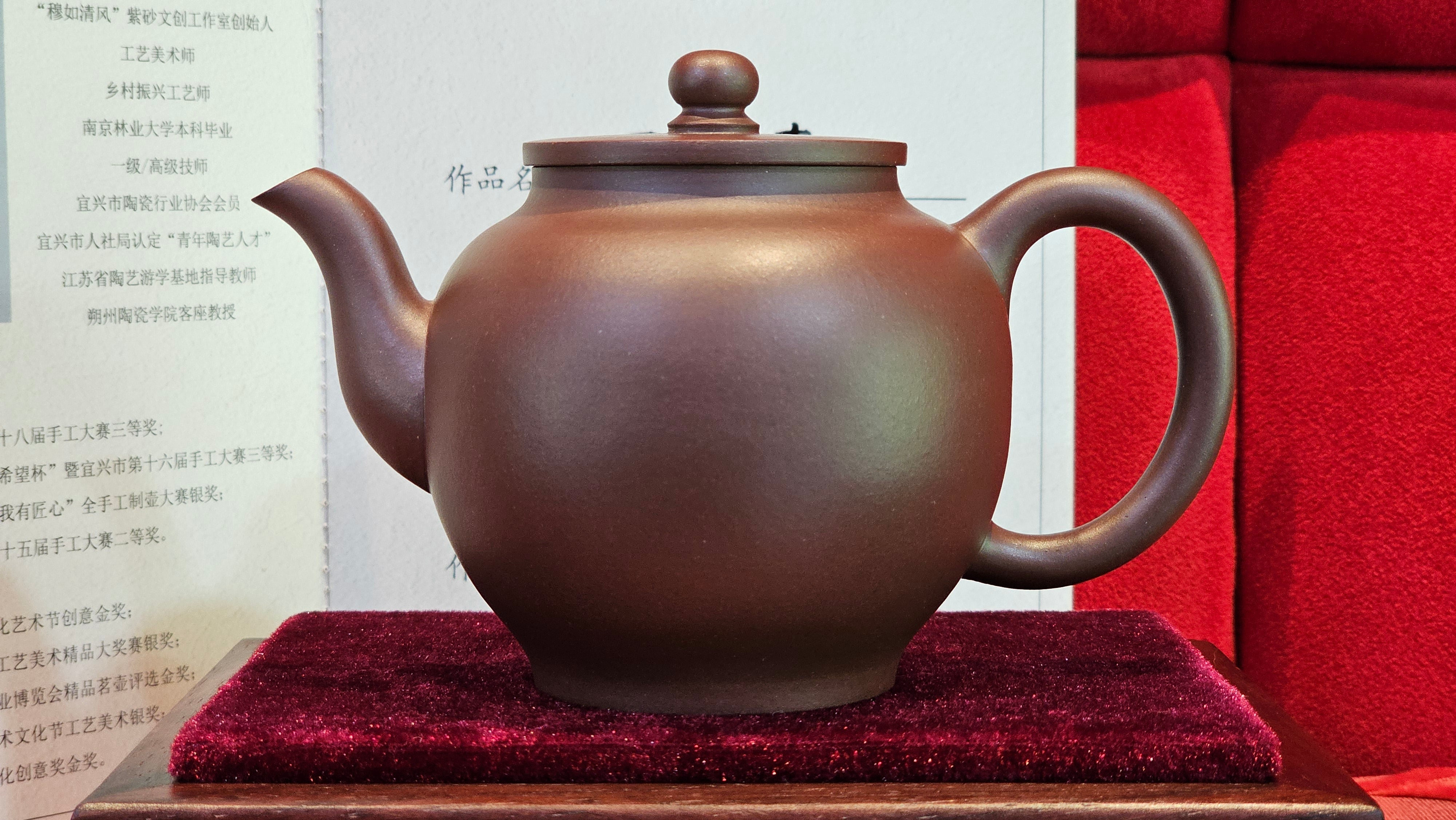 《玉珠》"Yu Zhu ~ A Bead of Jade", 247.6ml (largish), Lao Zi Ni 老紫泥 ~ Crafted by L3A Consummate Master Artist Li Yan Ru 李艳如 ~ Congratulations, to Mr A.R., 1034hrs 17th July 2025, Talent, OR!!