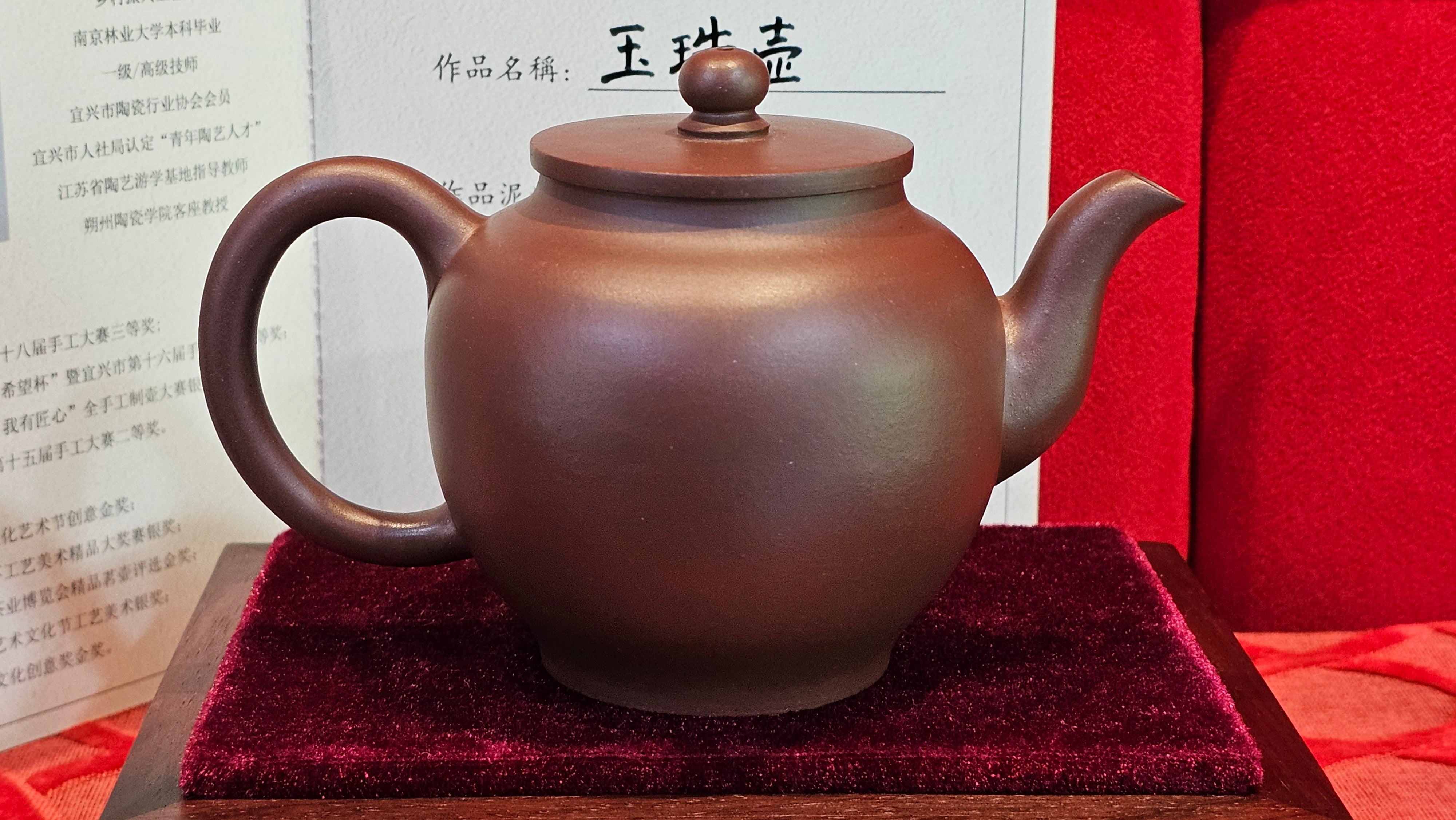 《玉珠》"Yu Zhu ~ A Bead of Jade", 247.6ml (largish), Lao Zi Ni 老紫泥 ~ Crafted by L3A Consummate Master Artist Li Yan Ru 李艳如 ~ Congratulations, to Mr A.R., 1034hrs 17th July 2025, Talent, OR!!