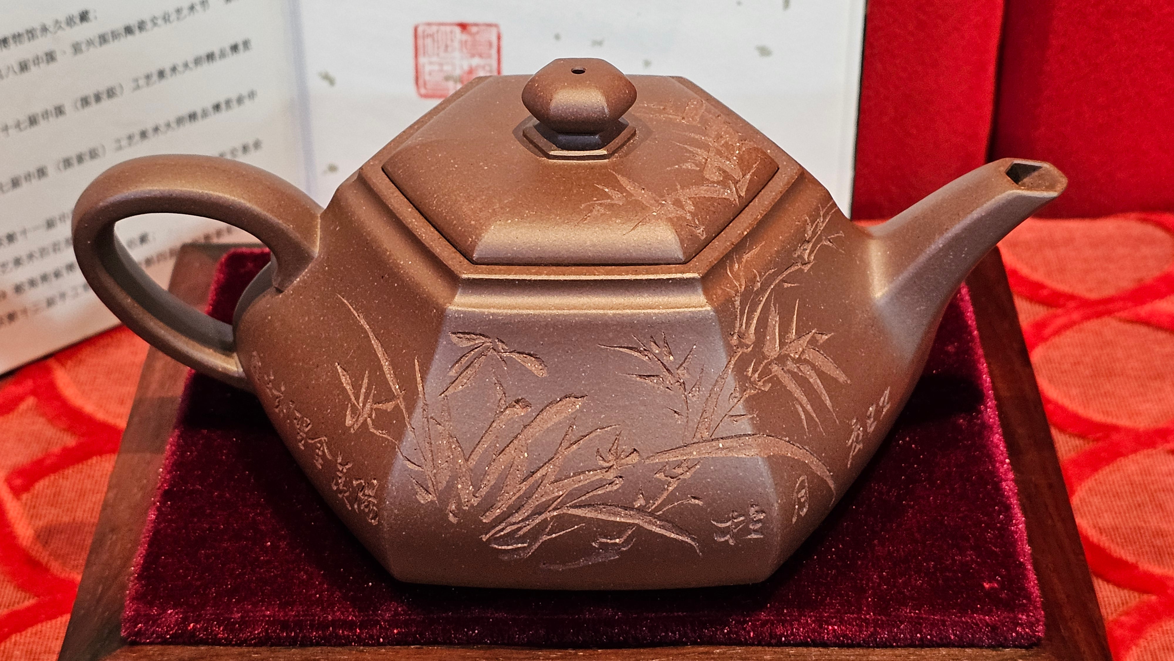 《六方半月》"Liu Fang Ban Yue", 289.3ml, "品茗却在香醇外，此是人生一味禅" and Bamboo engraving, Di Cao Qing Zi Ni 底槽青紫泥, by L2A Senior Consummate Artist Yuan Hui 袁辉 ~ Congratulations to Mr J.G., 0150hrs 20th July 2025! New South Wales, Australia🇦🇺!