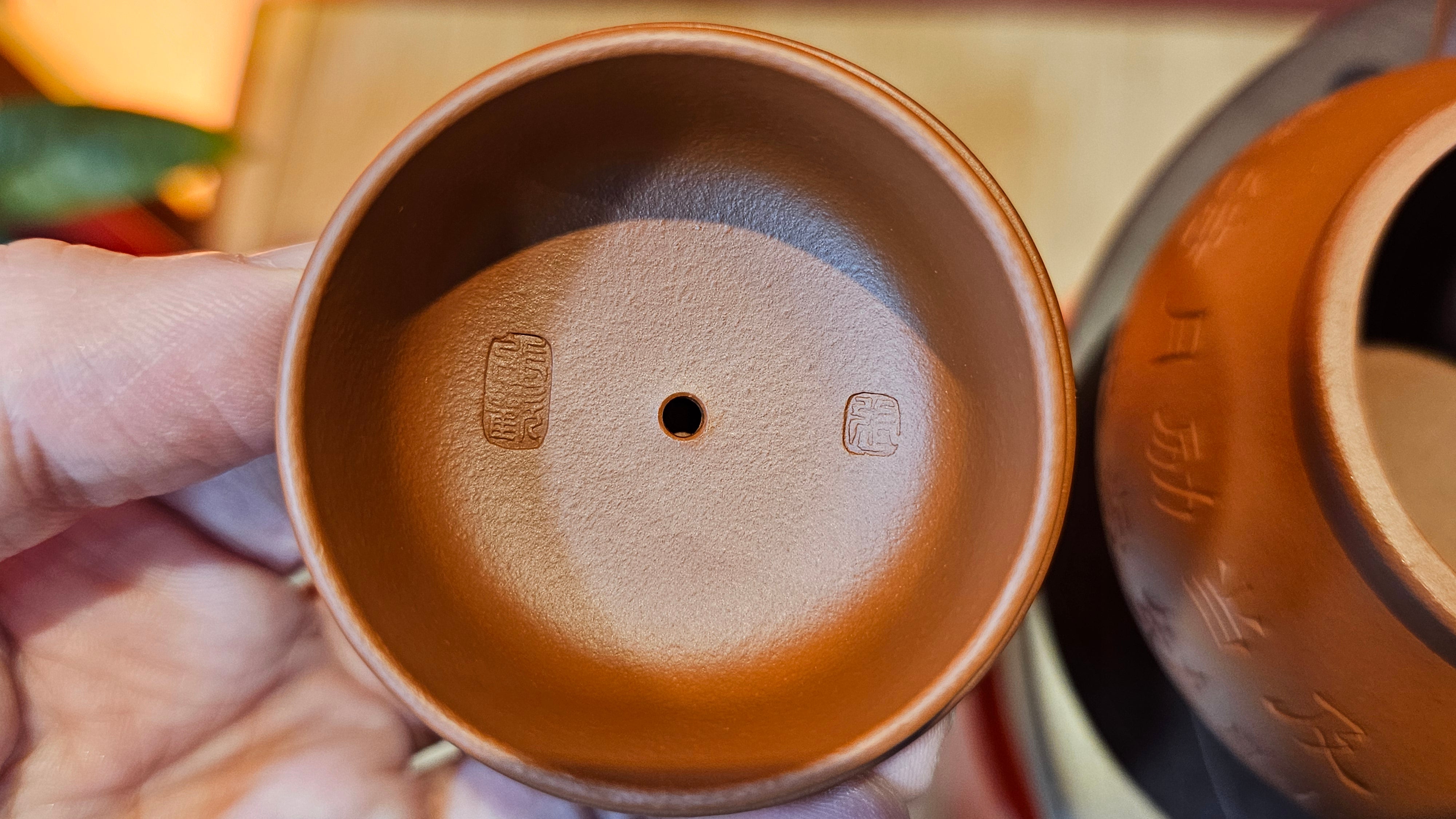 Meng Chen San Zu《孟臣三足》, 187.6ml, Xiao Hong Ni 小红泥, by our Craftsman Zhang Huan 张欢, Engraving by Craftsman Pe'eng Pe'eng 芃芃。~ Congratulations to Ms S.M.!!, 1827hrs 17th July 2025, Velden! The Netherlands 🇳🇱.