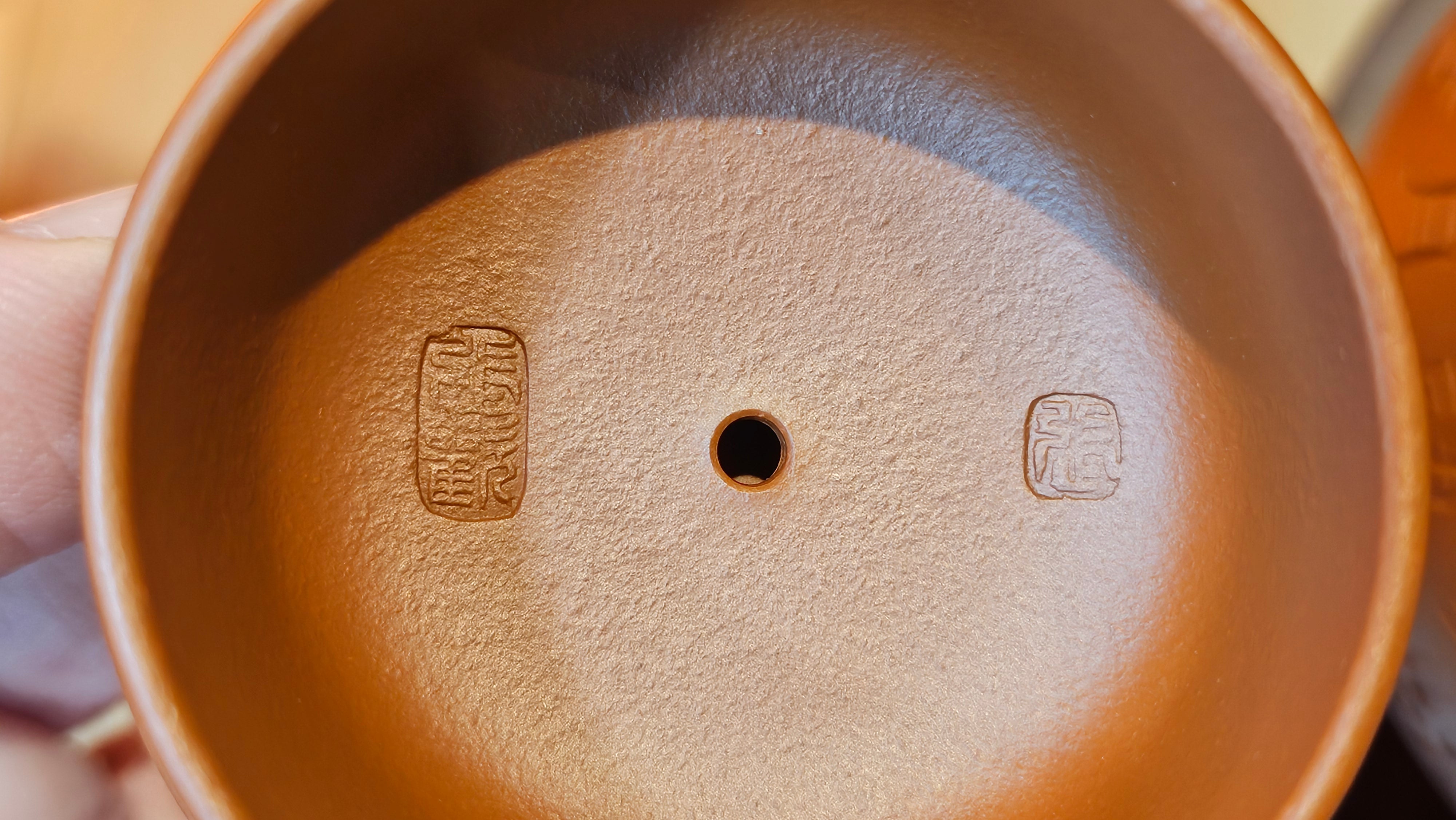 Meng Chen San Zu《孟臣三足》, 187.6ml, Xiao Hong Ni 小红泥, by our Craftsman Zhang Huan 张欢, Engraving by Craftsman Pe'eng Pe'eng 芃芃。~ Congratulations to Ms S.M.!!, 1827hrs 17th July 2025, Velden! The Netherlands 🇳🇱.