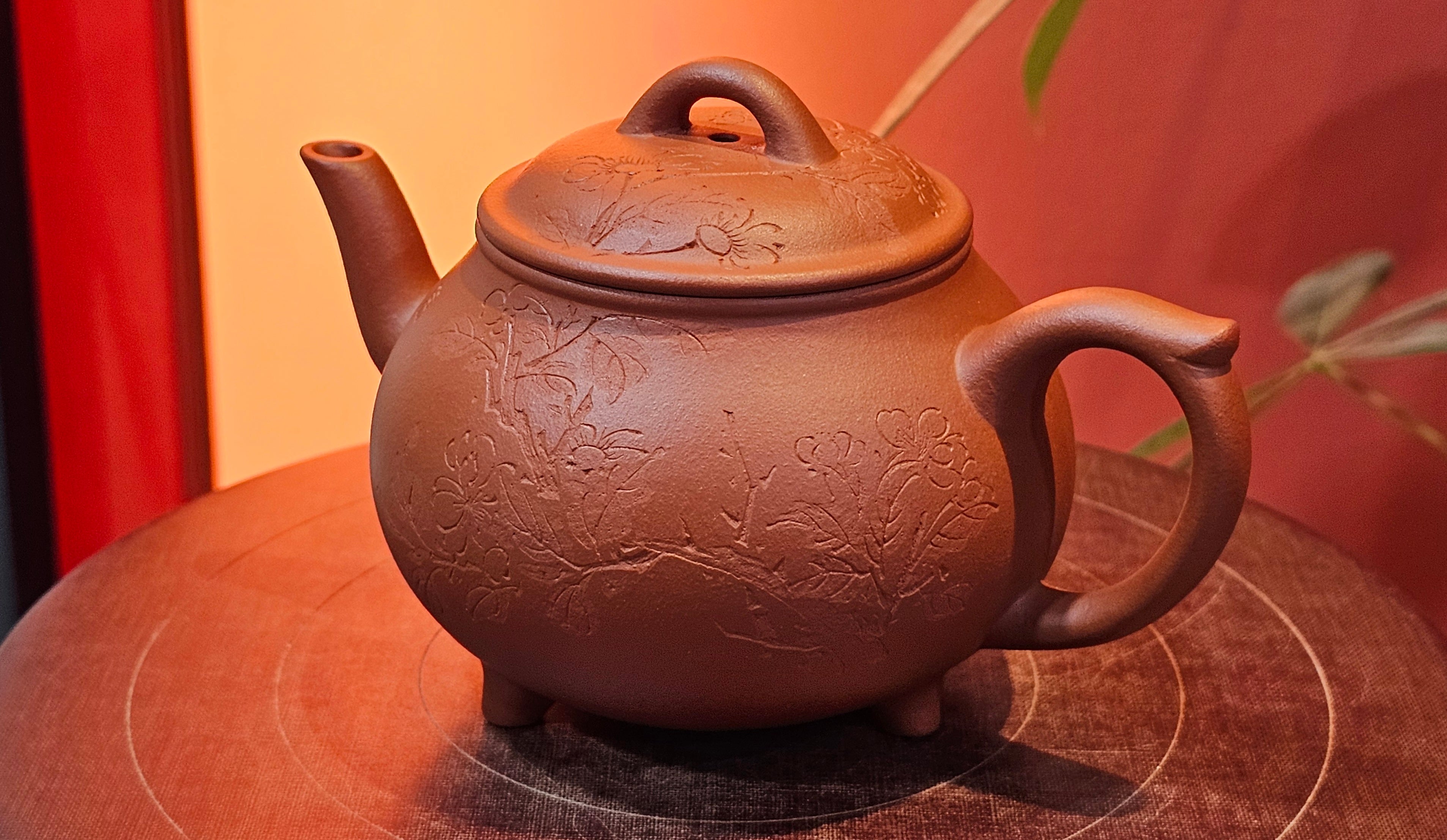 Meng Chen San Zu《孟臣三足》, 187.6ml, Xiao Hong Ni 小红泥, by our Craftsman Zhang Huan 张欢, Engraving by Craftsman Pe'eng Pe'eng 芃芃。~ Congratulations to Ms S.M.!!, 1827hrs 17th July 2025, Velden! The Netherlands 🇳🇱.