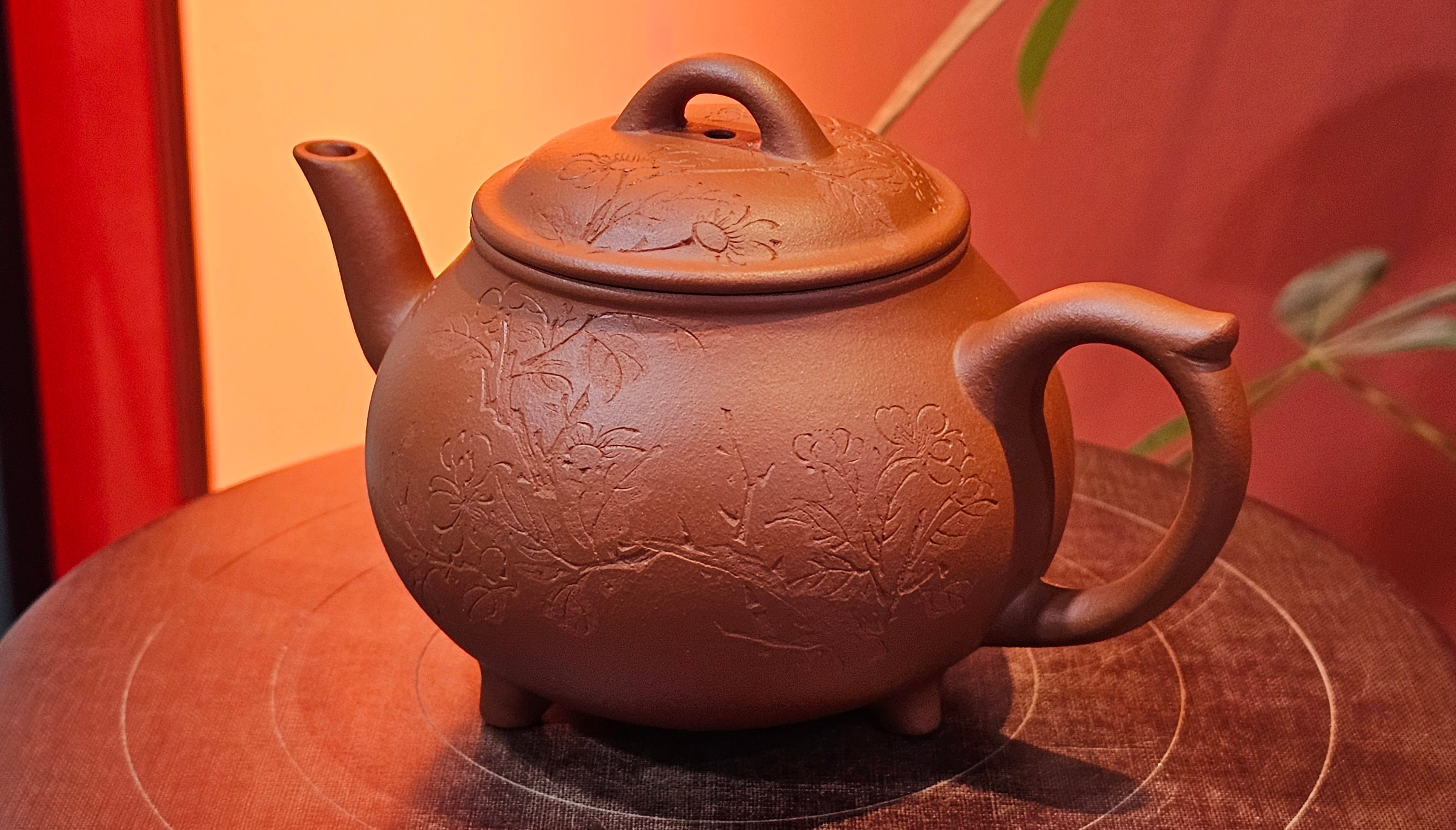 Meng Chen San Zu《孟臣三足》, 187.6ml, Xiao Hong Ni 小红泥, by our Craftsman Zhang Huan 张欢, Engraving by Craftsman Pe'eng Pe'eng 芃芃。~ Congratulations to Ms S.M.!!, 1827hrs 17th July 2025, Velden! The Netherlands 🇳🇱.