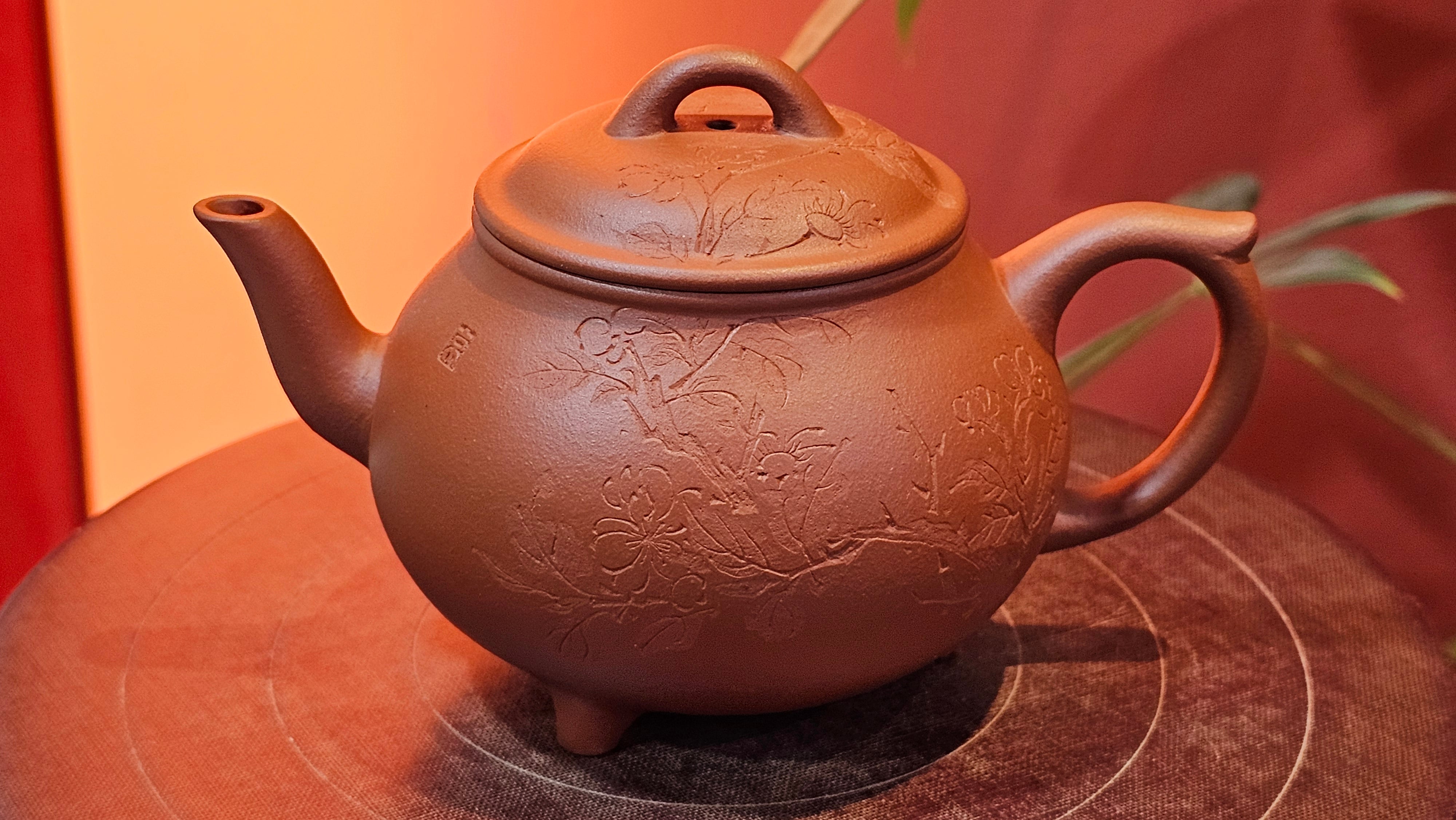 Meng Chen San Zu《孟臣三足》, 187.6ml, Xiao Hong Ni 小红泥, by our Craftsman Zhang Huan 张欢, Engraving by Craftsman Pe'eng Pe'eng 芃芃。~ Congratulations to Ms S.M.!!, 1827hrs 17th July 2025, Velden! The Netherlands 🇳🇱.