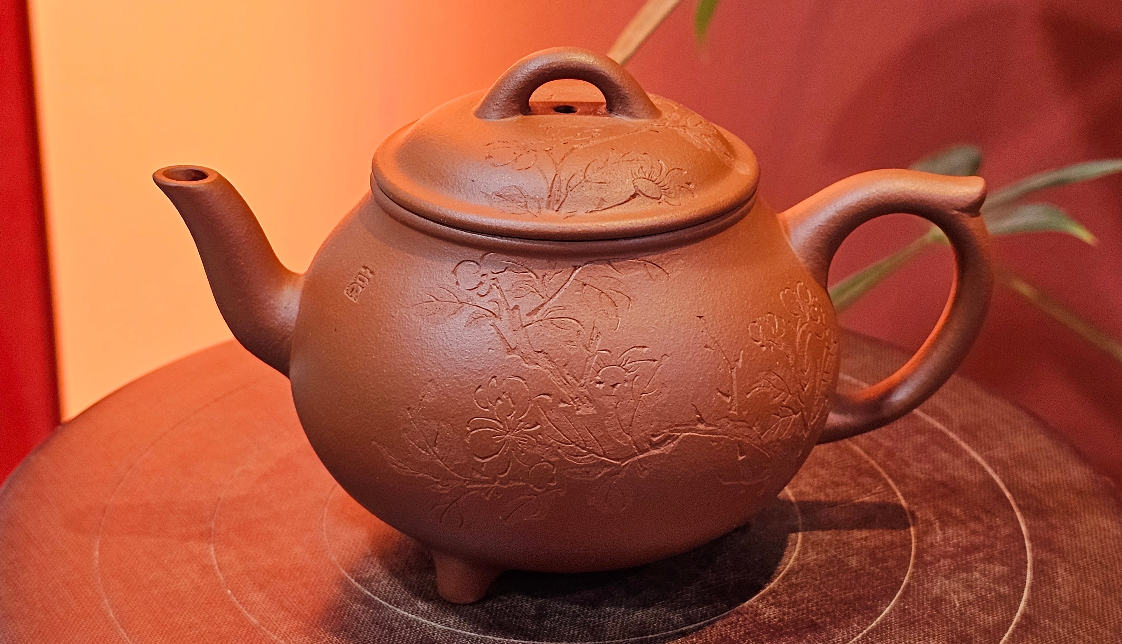 Meng Chen San Zu《孟臣三足》, 187.6ml, Xiao Hong Ni 小红泥, by our Craftsman Zhang Huan 张欢, Engraving by Craftsman Pe'eng Pe'eng 芃芃。~ Congratulations to Ms S.M.!!, 1827hrs 17th July 2025, Velden! The Netherlands 🇳🇱.