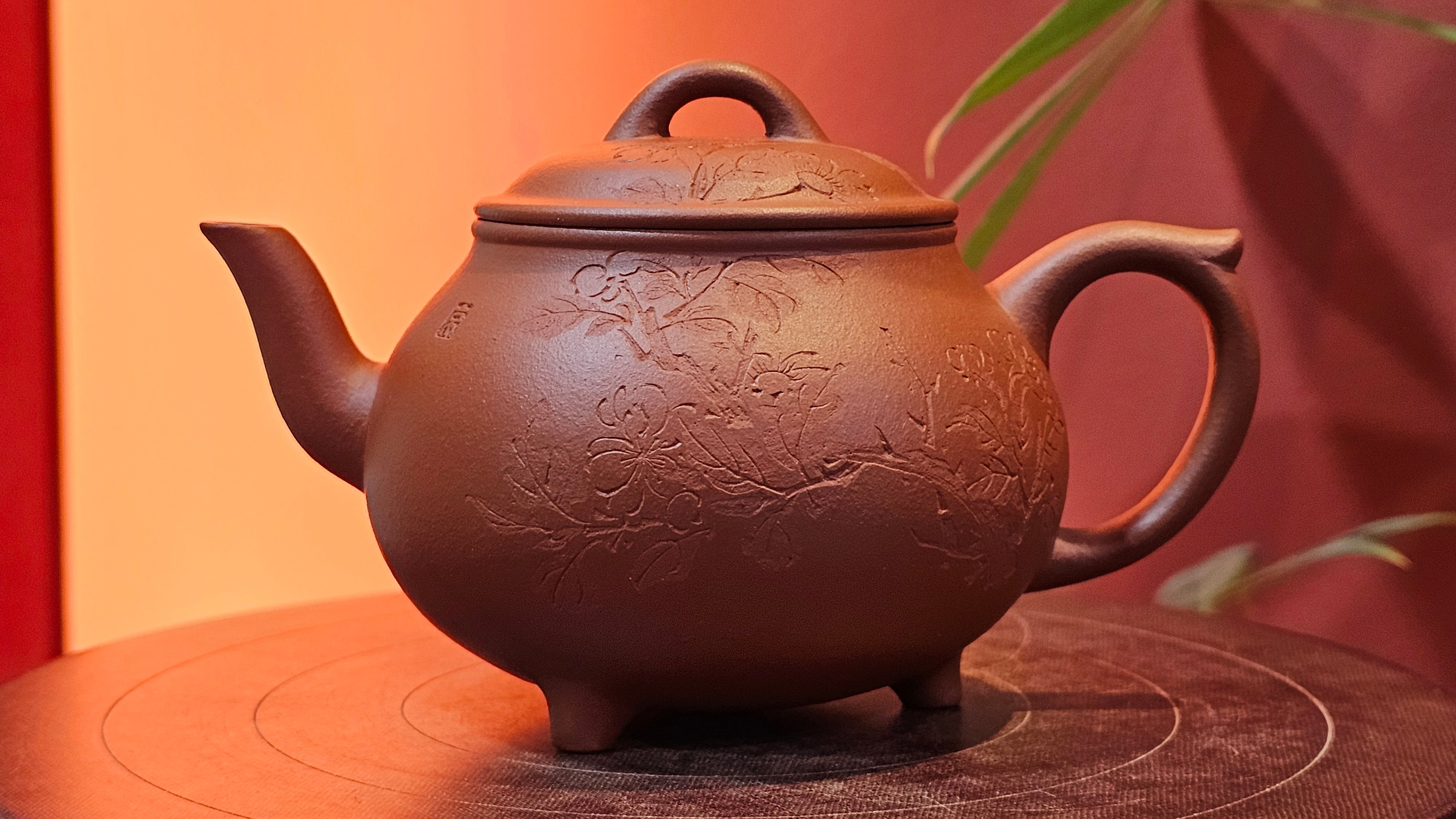 Meng Chen San Zu《孟臣三足》, 187.6ml, Xiao Hong Ni 小红泥, by our Craftsman Zhang Huan 张欢, Engraving by Craftsman Pe'eng Pe'eng 芃芃。~ Congratulations to Ms S.M.!!, 1827hrs 17th July 2025, Velden! The Netherlands 🇳🇱.