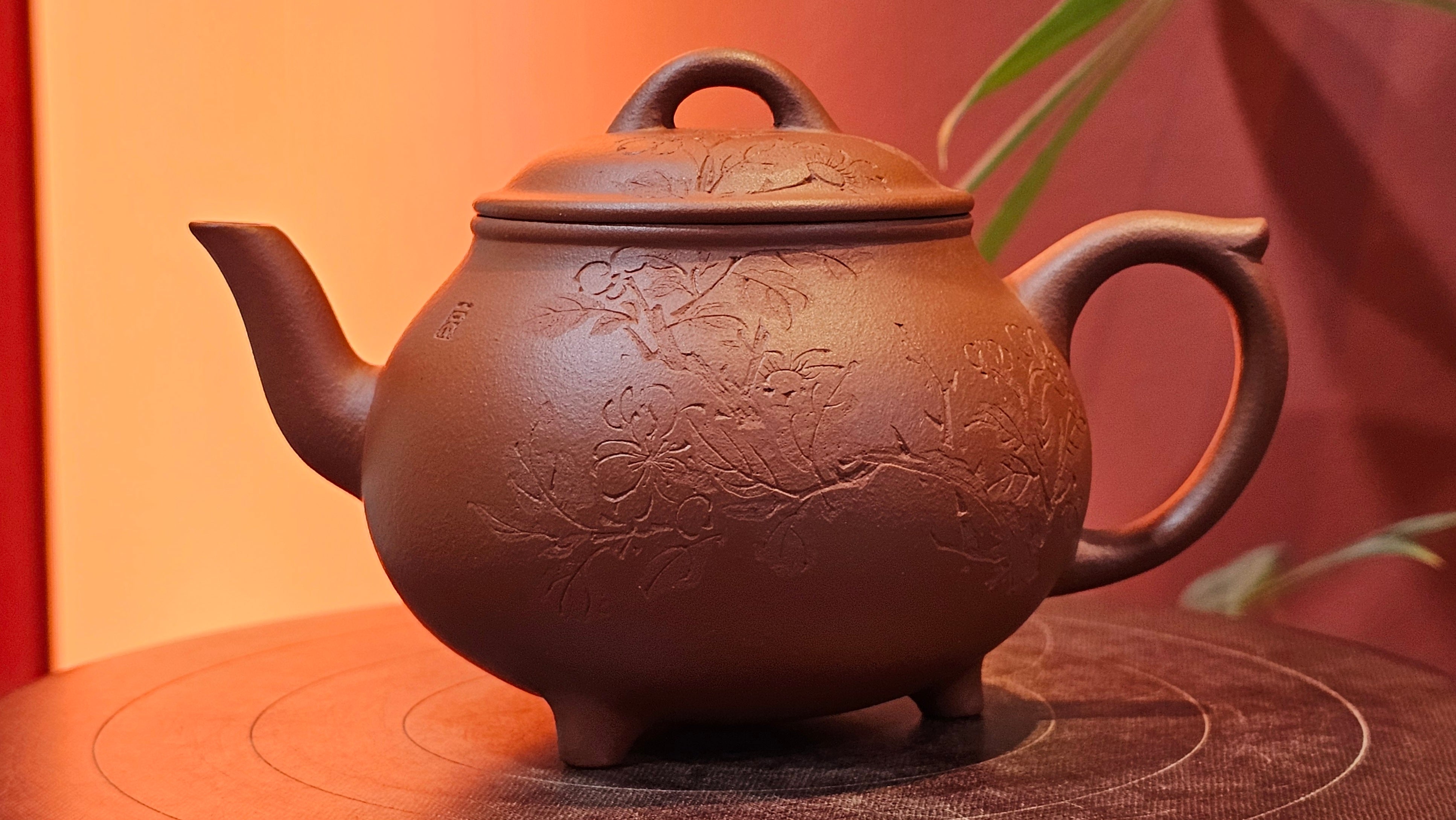 Meng Chen San Zu《孟臣三足》, 187.6ml, Xiao Hong Ni 小红泥, by our Craftsman Zhang Huan 张欢, Engraving by Craftsman Pe'eng Pe'eng 芃芃。~ Congratulations to Ms S.M.!!, 1827hrs 17th July 2025, Velden! The Netherlands 🇳🇱.