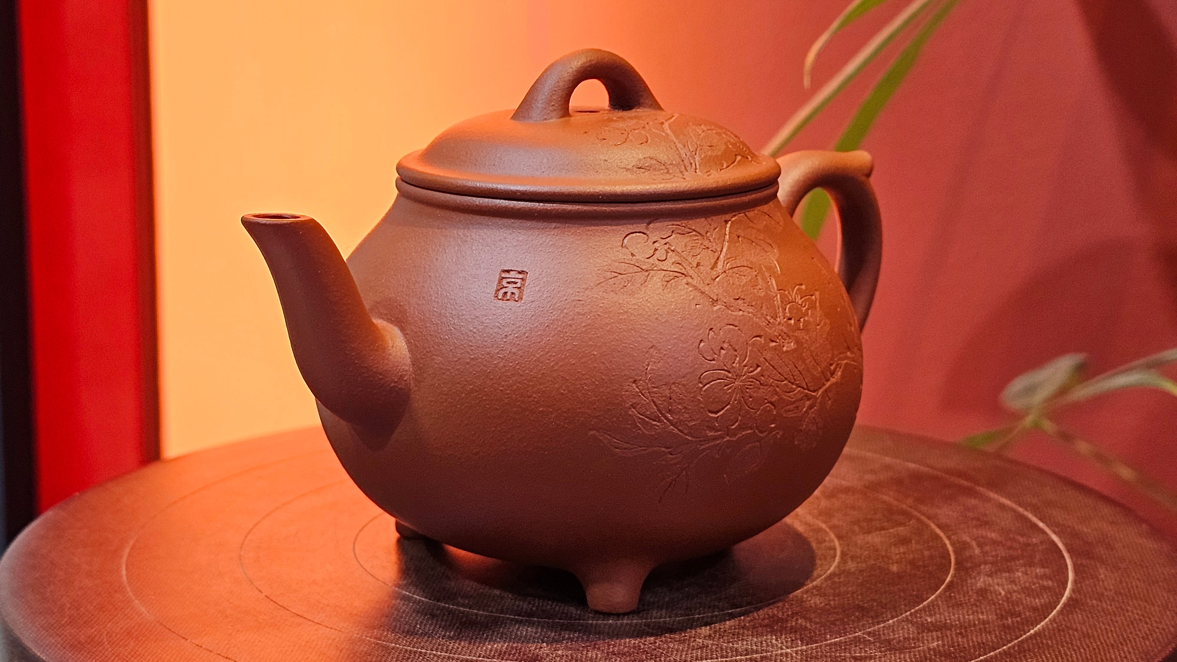 Meng Chen San Zu《孟臣三足》, 187.6ml, Xiao Hong Ni 小红泥, by our Craftsman Zhang Huan 张欢, Engraving by Craftsman Pe'eng Pe'eng 芃芃。~ Congratulations to Ms S.M.!!, 1827hrs 17th July 2025, Velden! The Netherlands 🇳🇱.