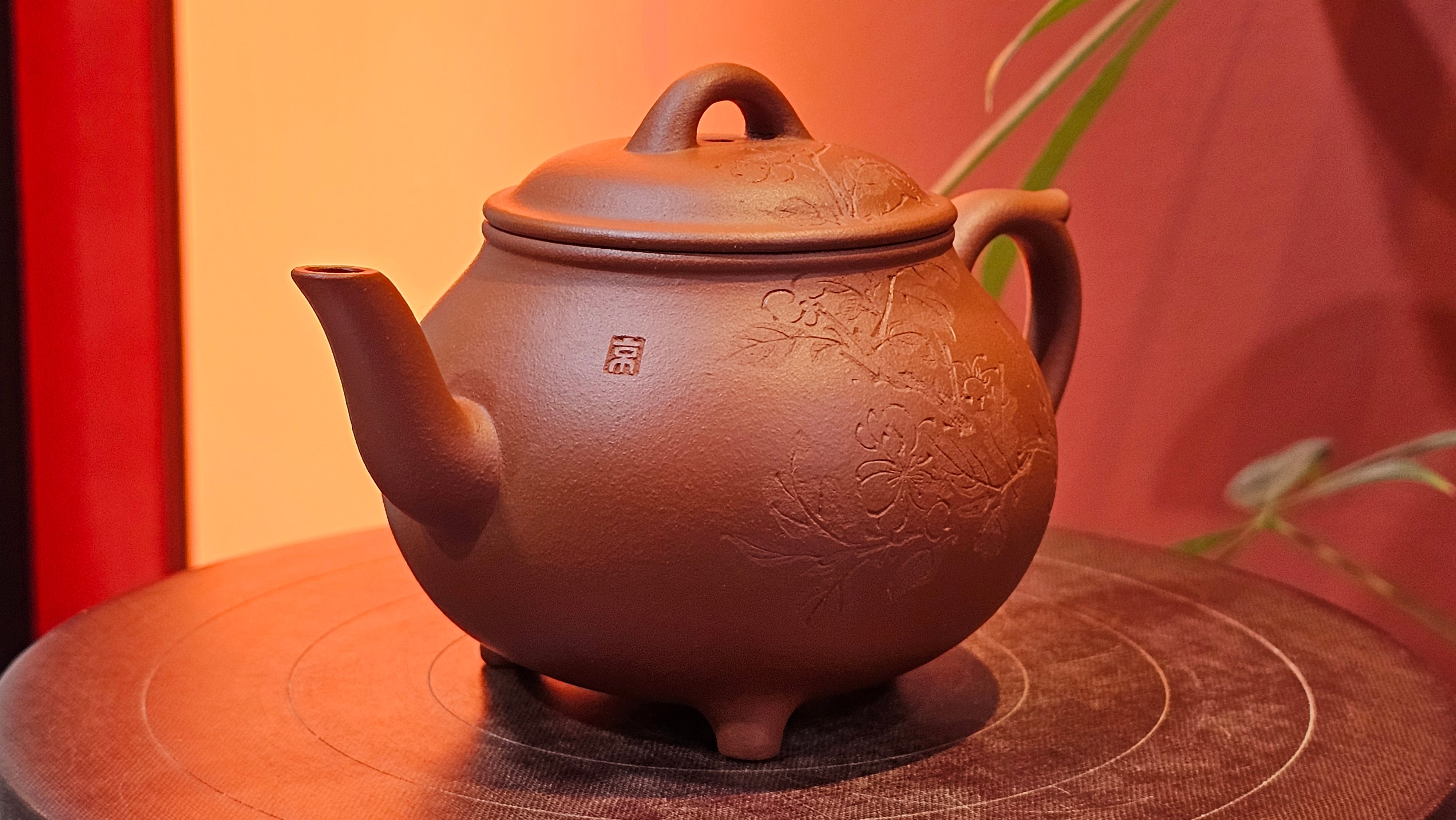 Meng Chen San Zu《孟臣三足》, 187.6ml, Xiao Hong Ni 小红泥, by our Craftsman Zhang Huan 张欢, Engraving by Craftsman Pe'eng Pe'eng 芃芃。~ Congratulations to Ms S.M.!!, 1827hrs 17th July 2025, Velden! The Netherlands 🇳🇱.