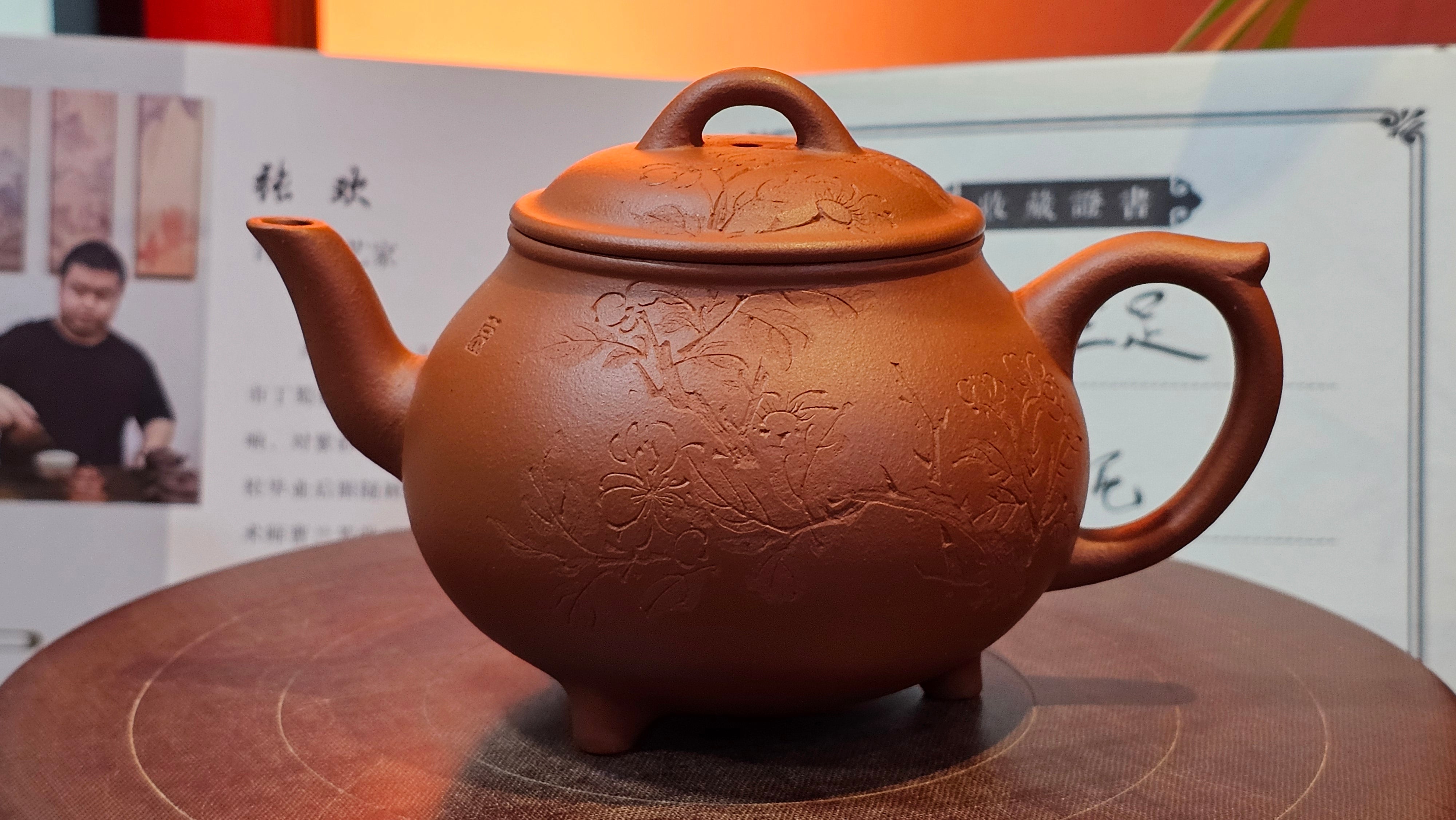 Meng Chen San Zu《孟臣三足》, 187.6ml, Xiao Hong Ni 小红泥, by our Craftsman Zhang Huan 张欢, Engraving by Craftsman Pe'eng Pe'eng 芃芃。~ Congratulations to Ms S.M.!!, 1827hrs 17th July 2025, Velden! The Netherlands 🇳🇱.