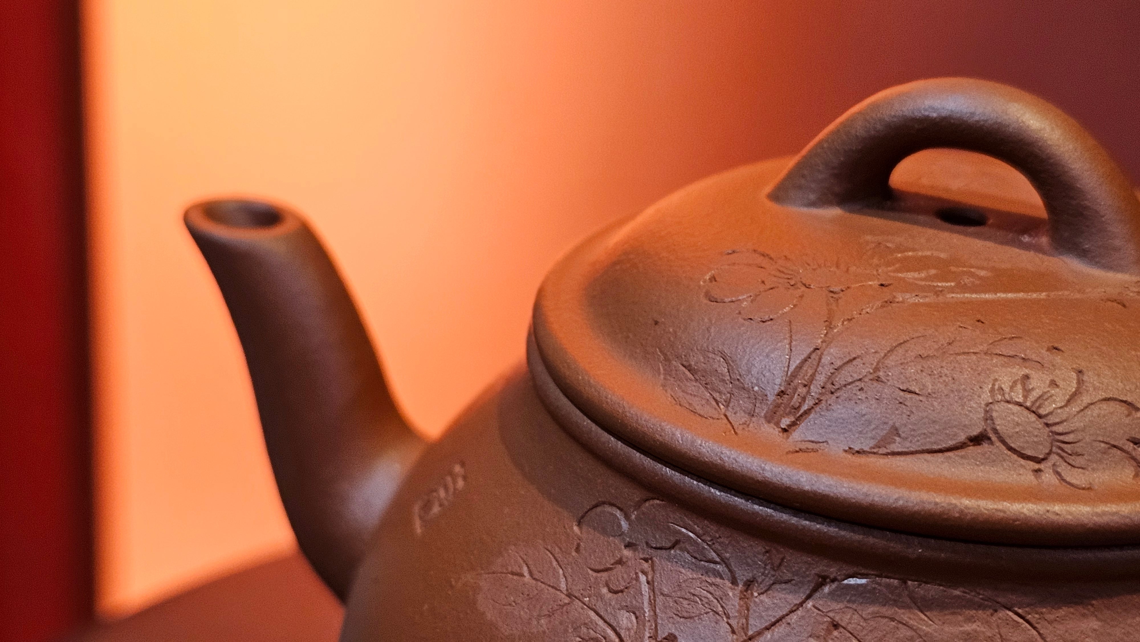 Meng Chen San Zu《孟臣三足》, 187.6ml, Xiao Hong Ni 小红泥, by our Craftsman Zhang Huan 张欢, Engraving by Craftsman Pe'eng Pe'eng 芃芃。~ Congratulations to Ms S.M.!!, 1827hrs 17th July 2025, Velden! The Netherlands 🇳🇱.