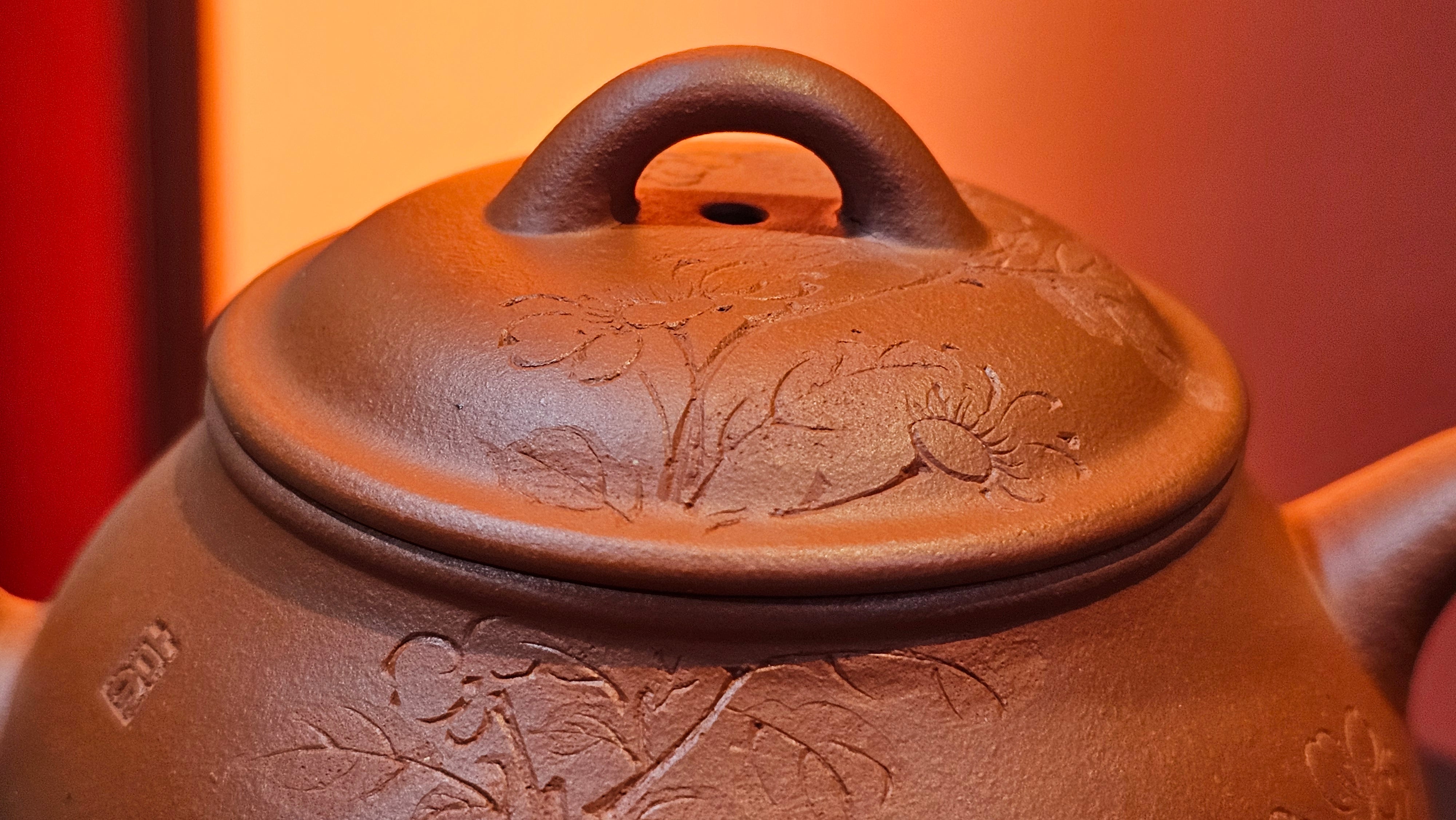 Meng Chen San Zu《孟臣三足》, 187.6ml, Xiao Hong Ni 小红泥, by our Craftsman Zhang Huan 张欢, Engraving by Craftsman Pe'eng Pe'eng 芃芃。~ Congratulations to Ms S.M.!!, 1827hrs 17th July 2025, Velden! The Netherlands 🇳🇱.