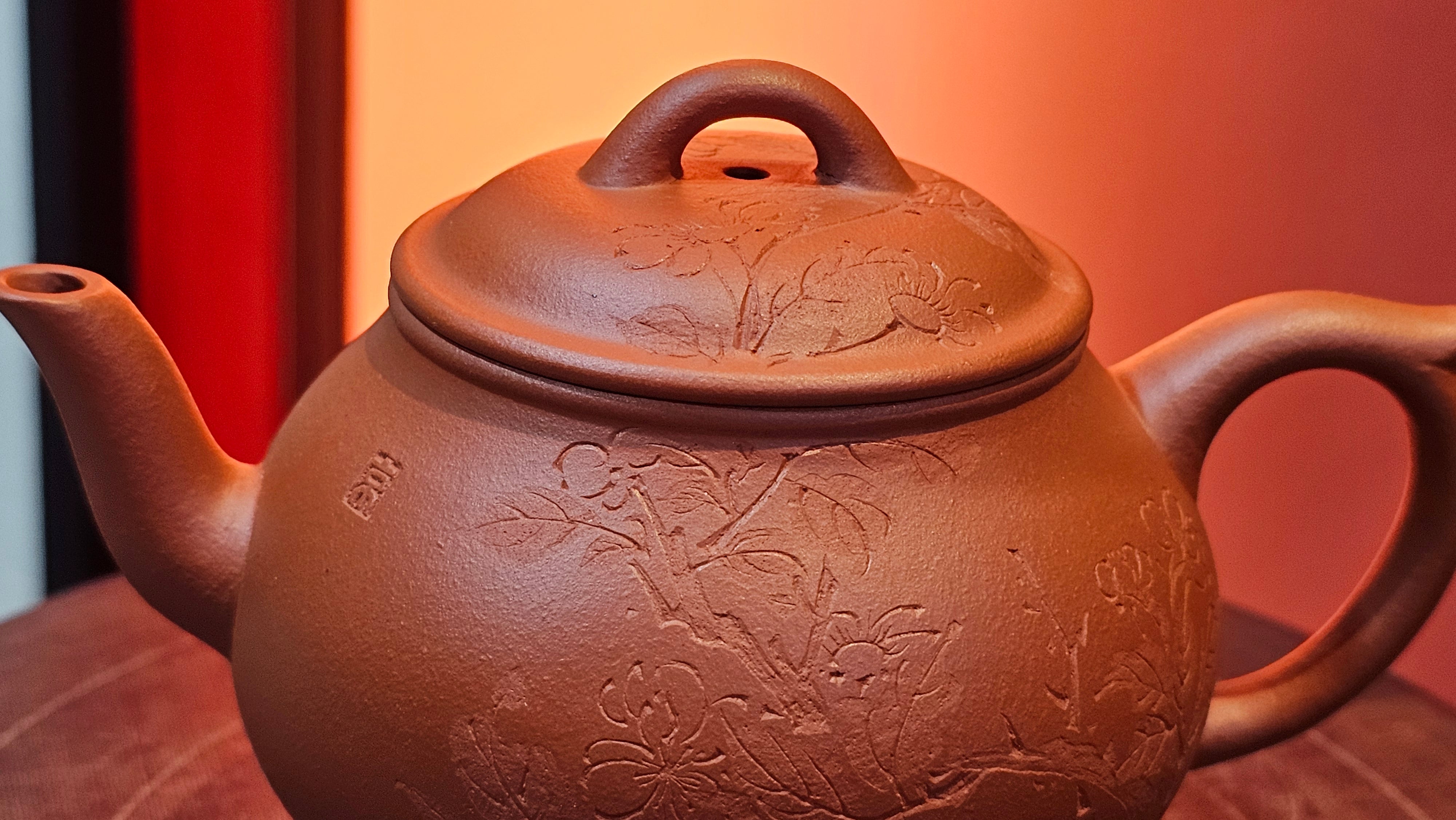 Meng Chen San Zu《孟臣三足》, 187.6ml, Xiao Hong Ni 小红泥, by our Craftsman Zhang Huan 张欢, Engraving by Craftsman Pe'eng Pe'eng 芃芃。~ Congratulations to Ms S.M.!!, 1827hrs 17th July 2025, Velden! The Netherlands 🇳🇱.