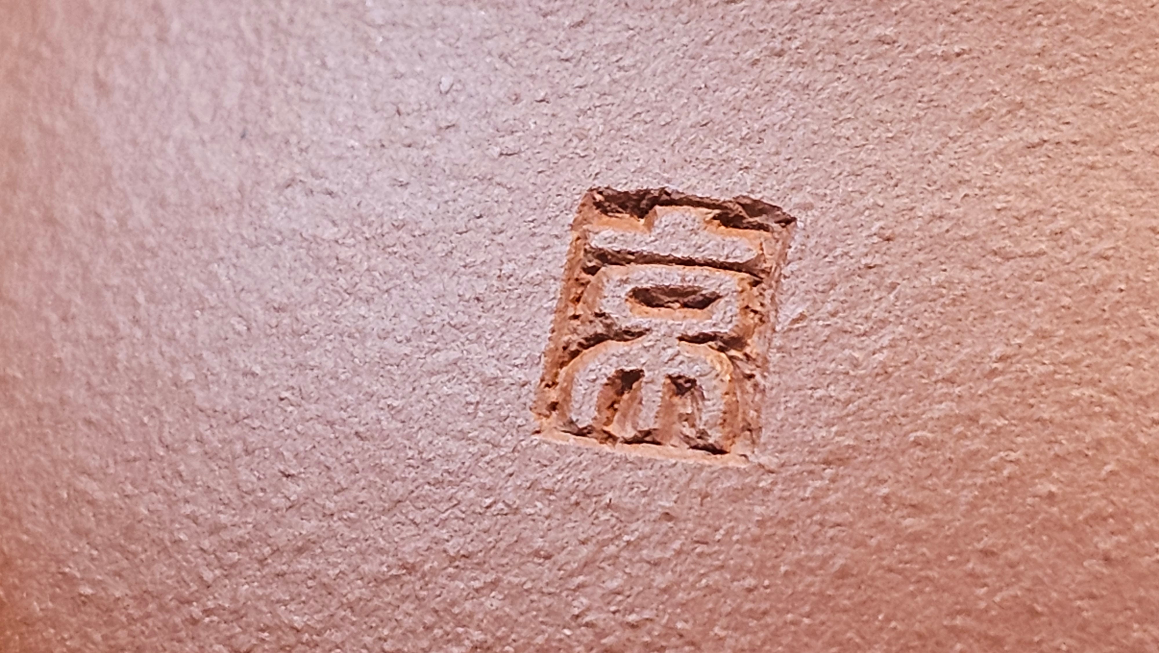 Meng Chen San Zu《孟臣三足》, 187.6ml, Xiao Hong Ni 小红泥, by our Craftsman Zhang Huan 张欢, Engraving by Craftsman Pe'eng Pe'eng 芃芃。~ Congratulations to Ms S.M.!!, 1827hrs 17th July 2025, Velden! The Netherlands 🇳🇱.