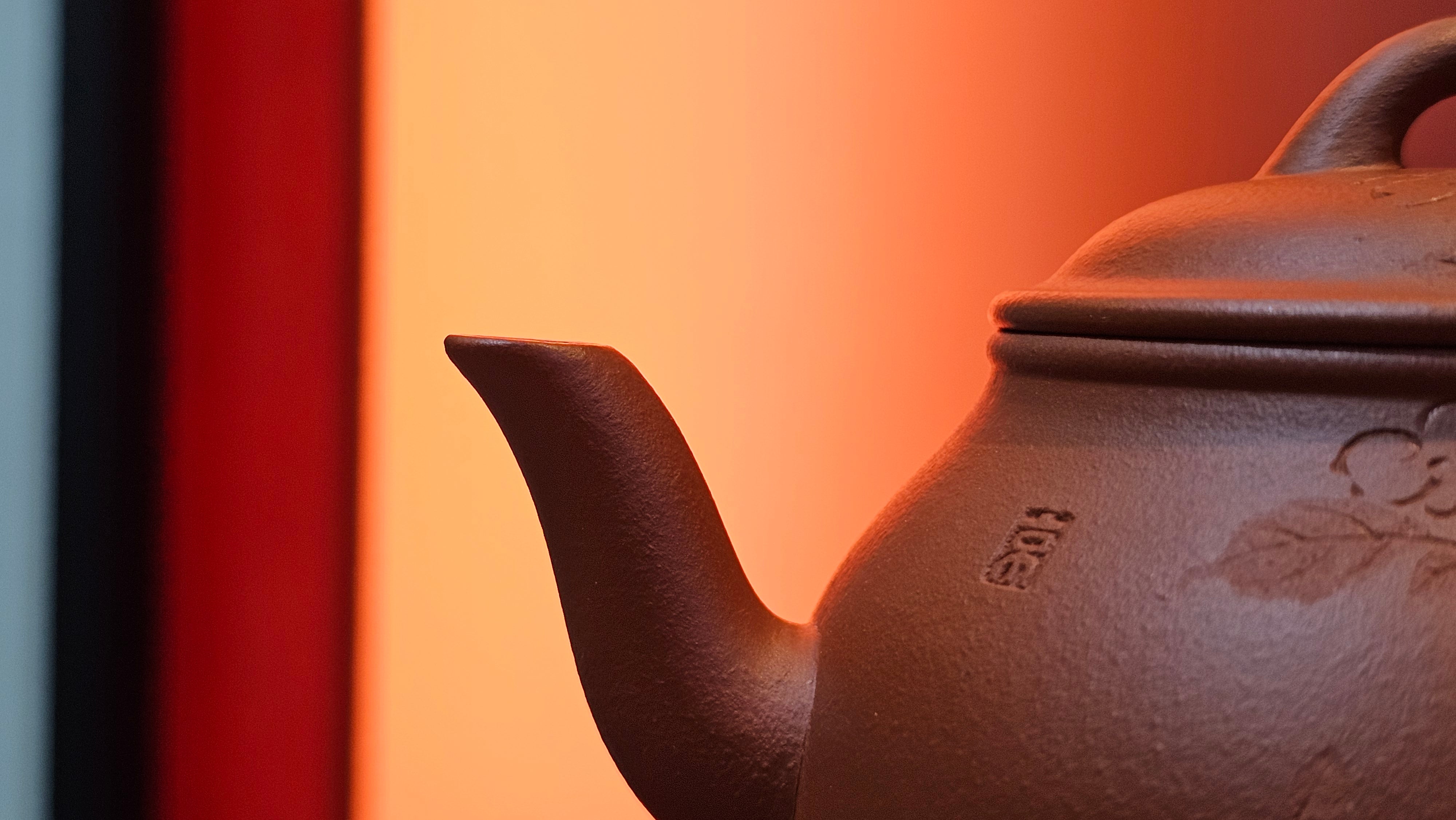 Meng Chen San Zu《孟臣三足》, 187.6ml, Xiao Hong Ni 小红泥, by our Craftsman Zhang Huan 张欢, Engraving by Craftsman Pe'eng Pe'eng 芃芃。~ Congratulations to Ms S.M.!!, 1827hrs 17th July 2025, Velden! The Netherlands 🇳🇱.