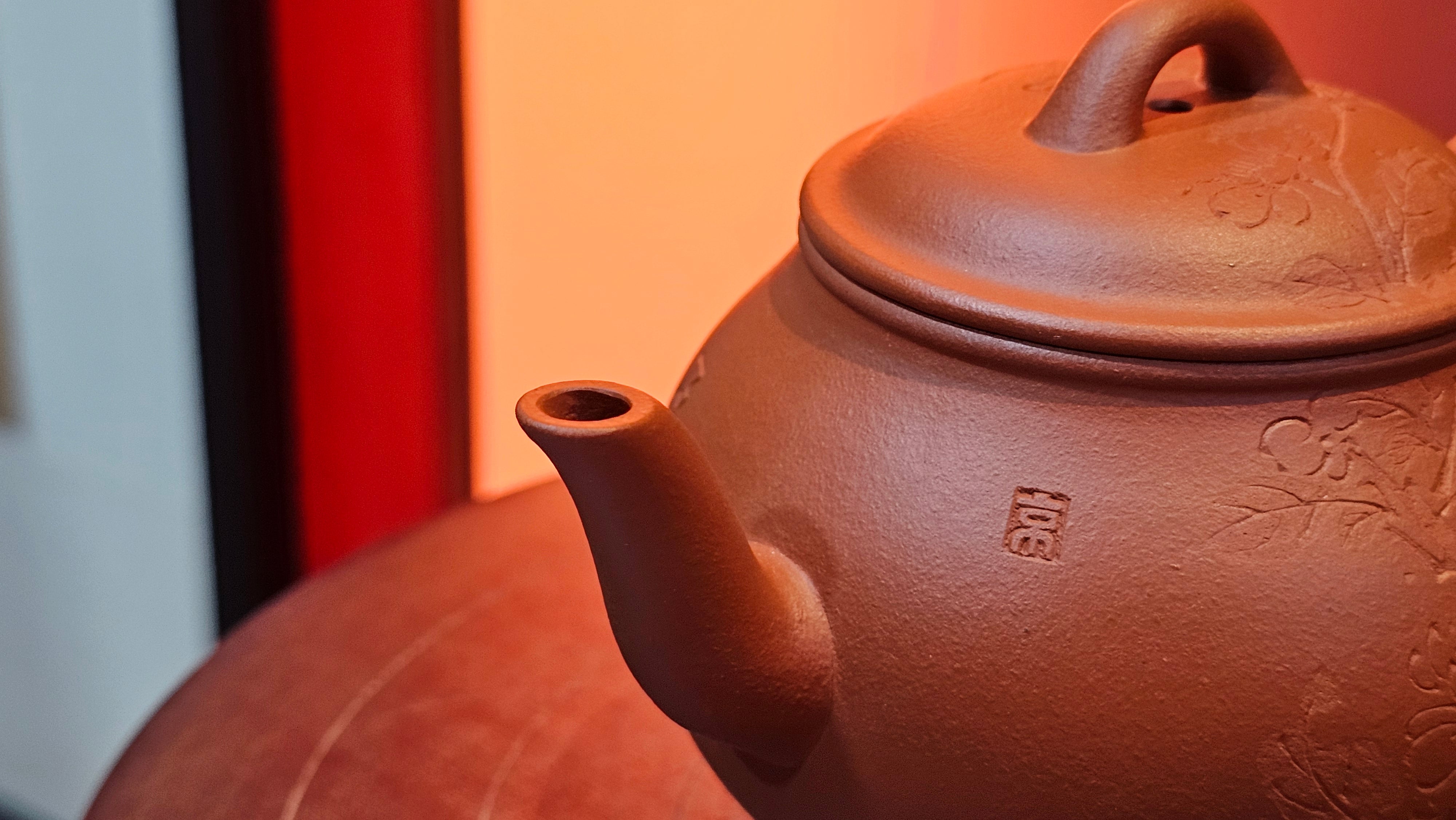 Meng Chen San Zu《孟臣三足》, 187.6ml, Xiao Hong Ni 小红泥, by our Craftsman Zhang Huan 张欢, Engraving by Craftsman Pe'eng Pe'eng 芃芃。~ Congratulations to Ms S.M.!!, 1827hrs 17th July 2025, Velden! The Netherlands 🇳🇱.