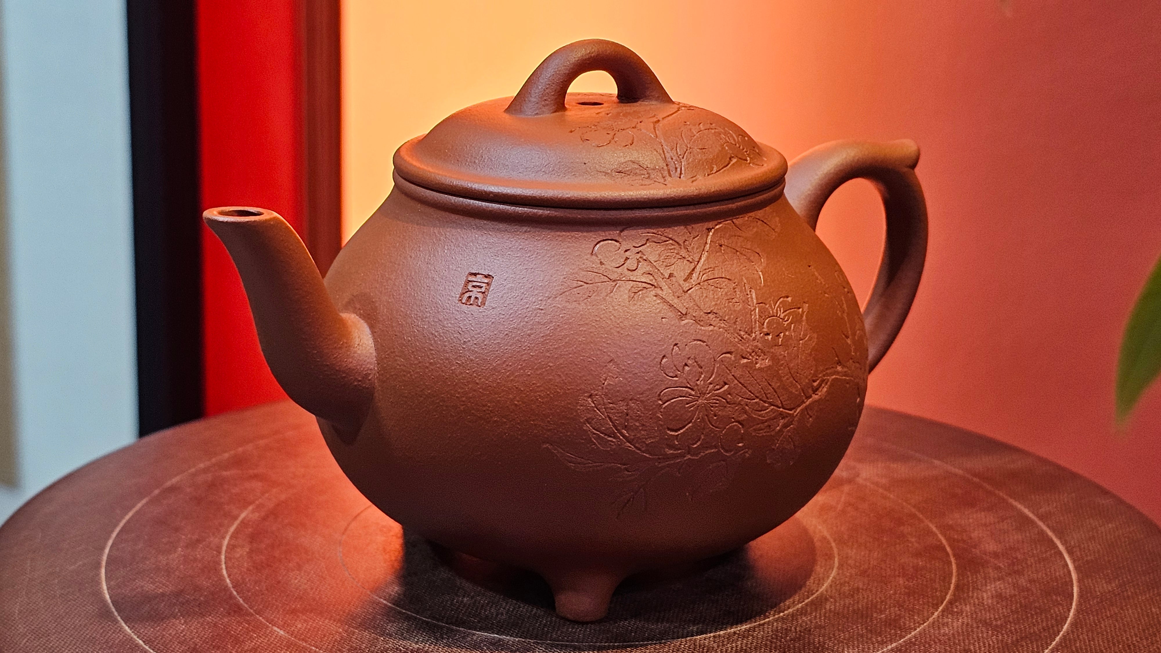 Meng Chen San Zu《孟臣三足》, 187.6ml, Xiao Hong Ni 小红泥, by our Craftsman Zhang Huan 张欢, Engraving by Craftsman Pe'eng Pe'eng 芃芃。~ Congratulations to Ms S.M.!!, 1827hrs 17th July 2025, Velden! The Netherlands 🇳🇱.