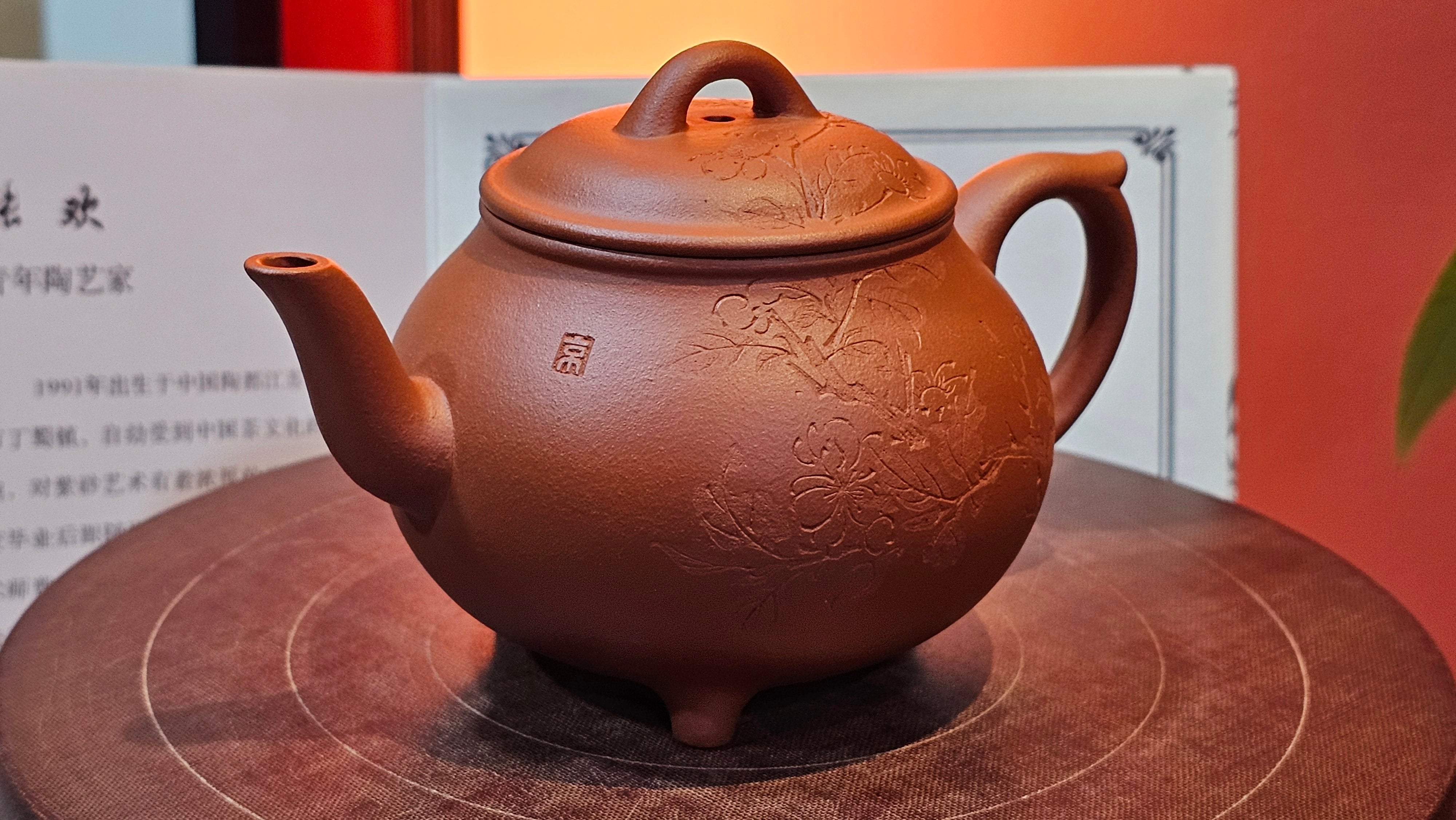 Meng Chen San Zu《孟臣三足》, 187.6ml, Xiao Hong Ni 小红泥, by our Craftsman Zhang Huan 张欢, Engraving by Craftsman Pe'eng Pe'eng 芃芃。~ Congratulations to Ms S.M.!!, 1827hrs 17th July 2025, Velden! The Netherlands 🇳🇱.