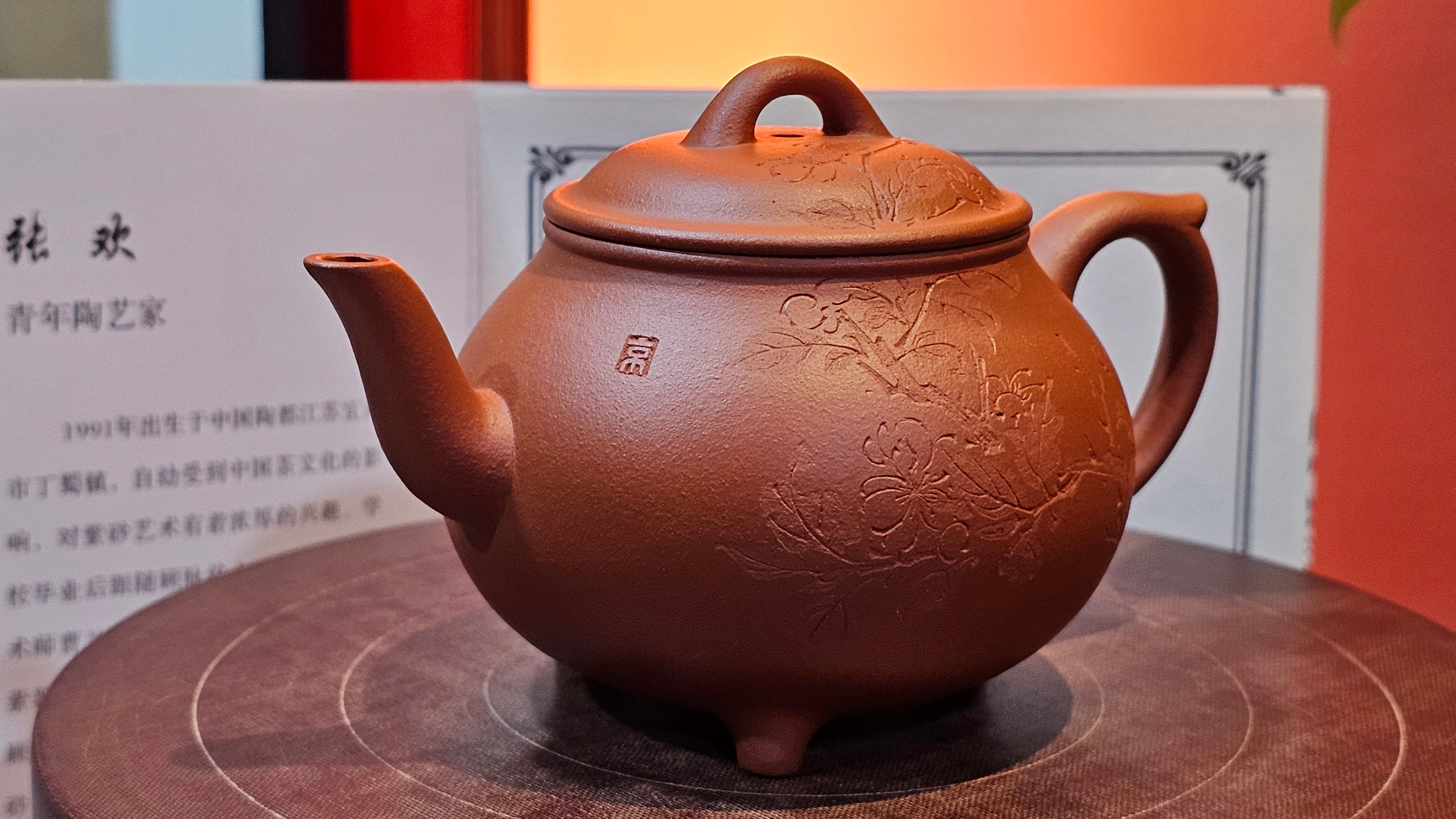 Meng Chen San Zu《孟臣三足》, 187.6ml, Xiao Hong Ni 小红泥, by our Craftsman Zhang Huan 张欢, Engraving by Craftsman Pe'eng Pe'eng 芃芃。~ Congratulations to Ms S.M.!!, 1827hrs 17th July 2025, Velden! The Netherlands 🇳🇱.