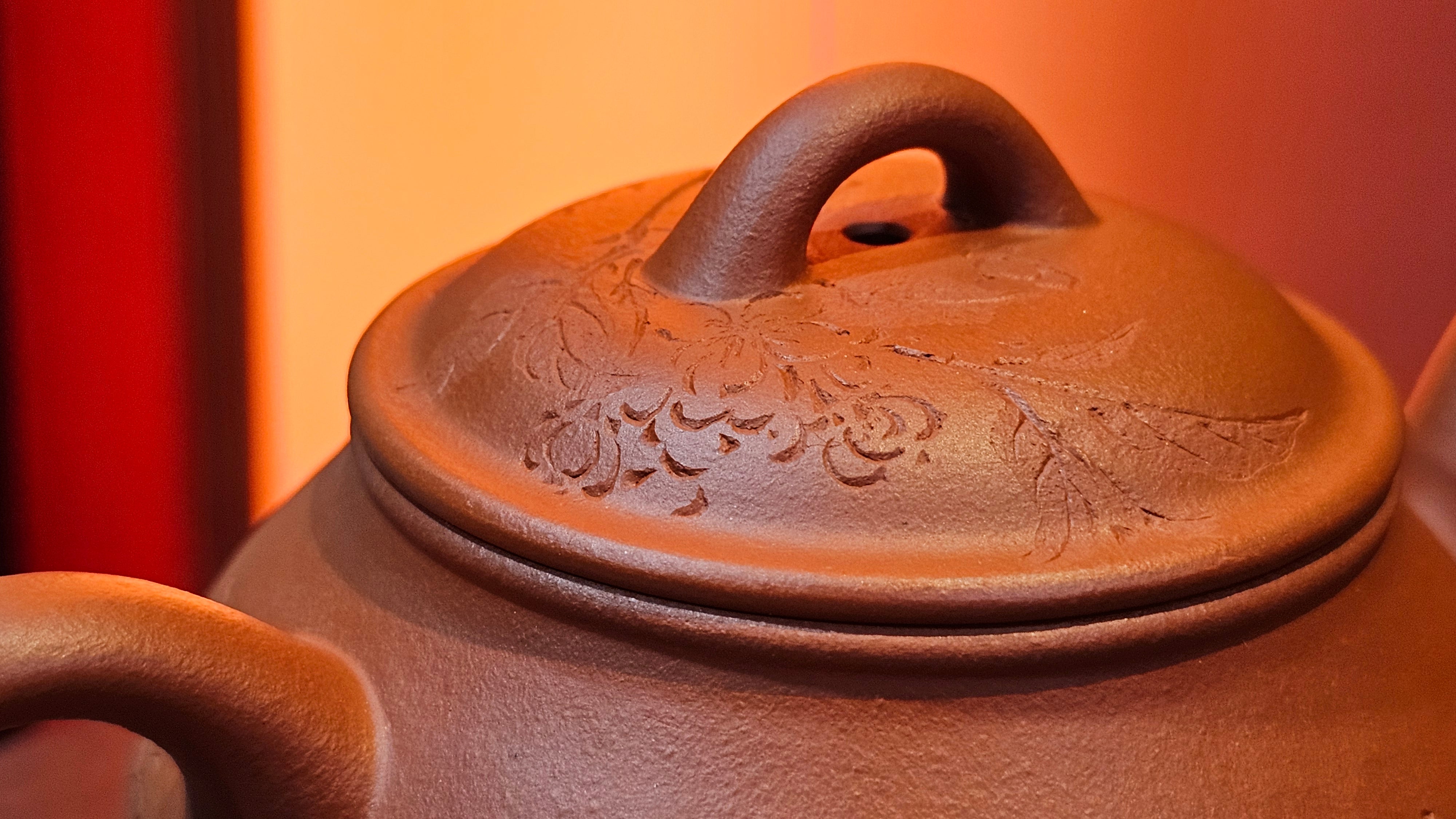 Meng Chen San Zu《孟臣三足》, 187.6ml, Xiao Hong Ni 小红泥, by our Craftsman Zhang Huan 张欢, Engraving by Craftsman Pe'eng Pe'eng 芃芃。~ Congratulations to Ms S.M.!!, 1827hrs 17th July 2025, Velden! The Netherlands 🇳🇱.