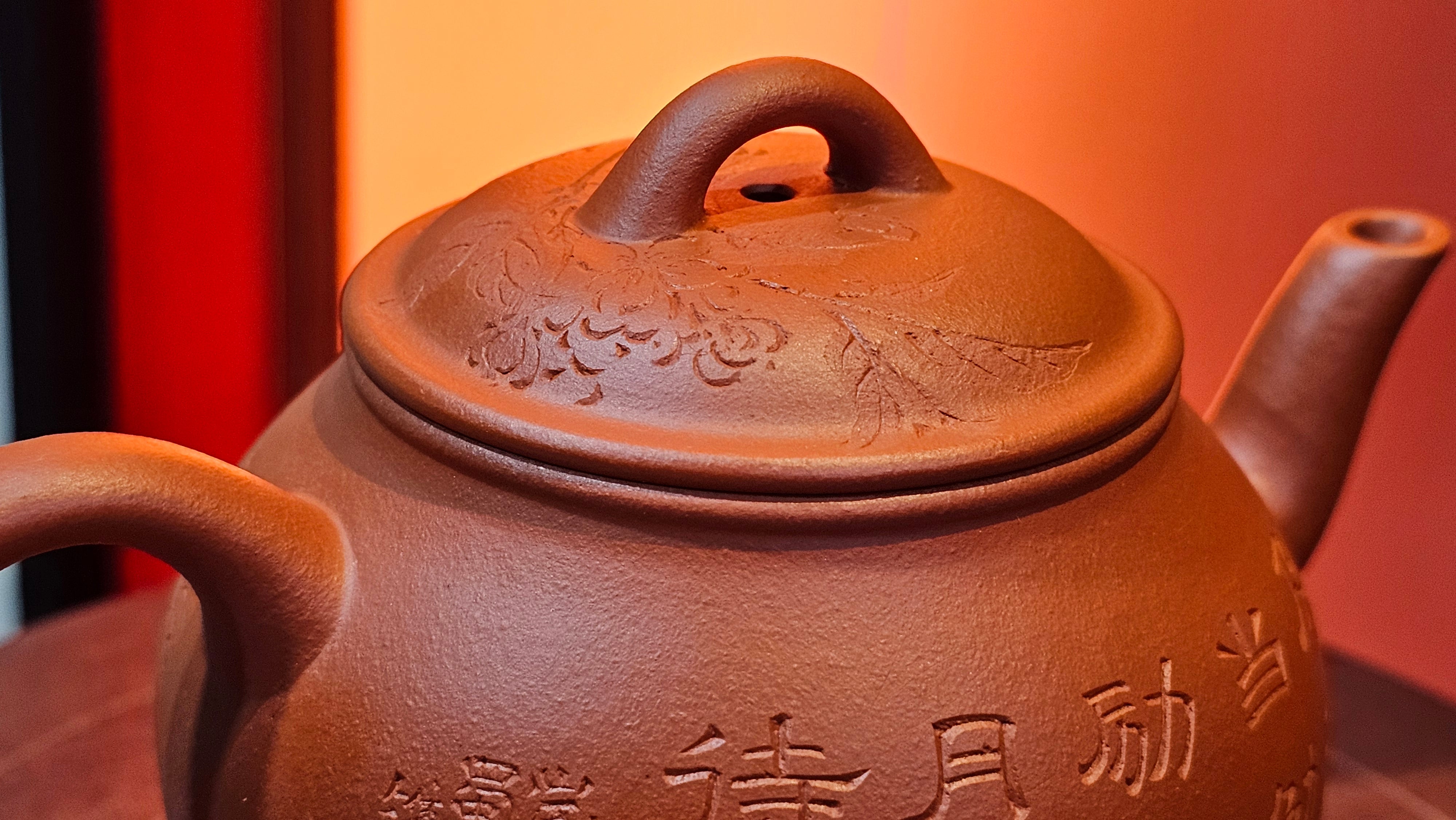 Meng Chen San Zu《孟臣三足》, 187.6ml, Xiao Hong Ni 小红泥, by our Craftsman Zhang Huan 张欢, Engraving by Craftsman Pe'eng Pe'eng 芃芃。~ Congratulations to Ms S.M.!!, 1827hrs 17th July 2025, Velden! The Netherlands 🇳🇱.