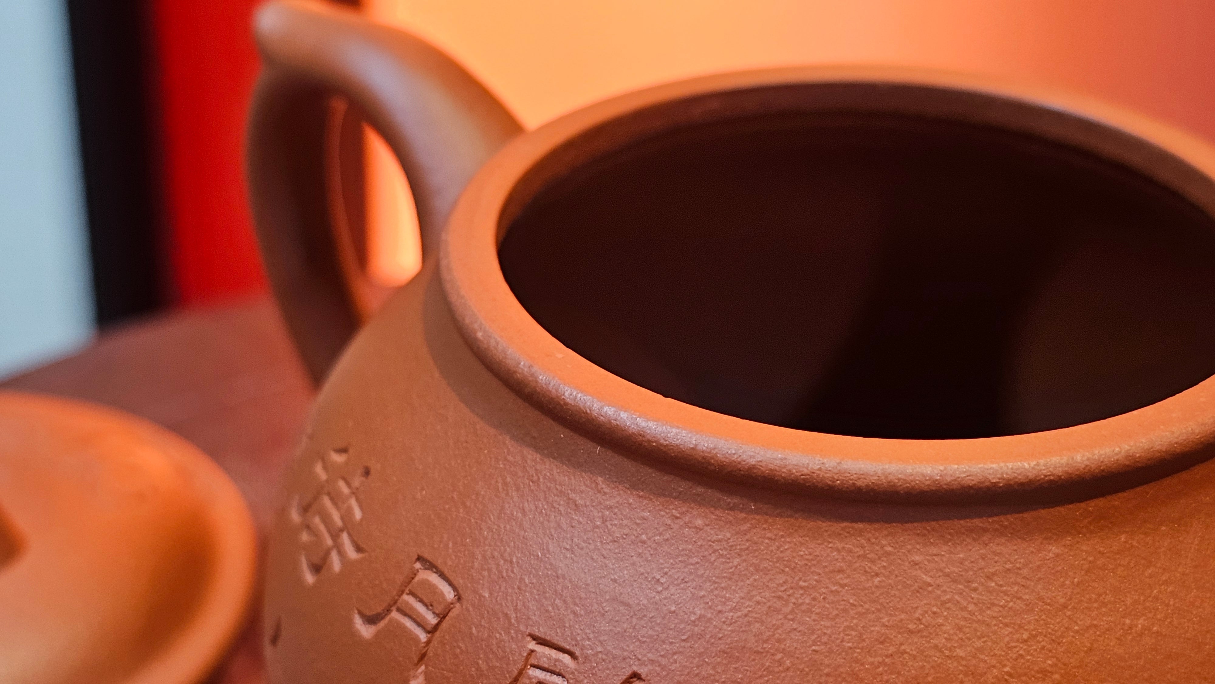 Meng Chen San Zu《孟臣三足》, 187.6ml, Xiao Hong Ni 小红泥, by our Craftsman Zhang Huan 张欢, Engraving by Craftsman Pe'eng Pe'eng 芃芃。~ Congratulations to Ms S.M.!!, 1827hrs 17th July 2025, Velden! The Netherlands 🇳🇱.