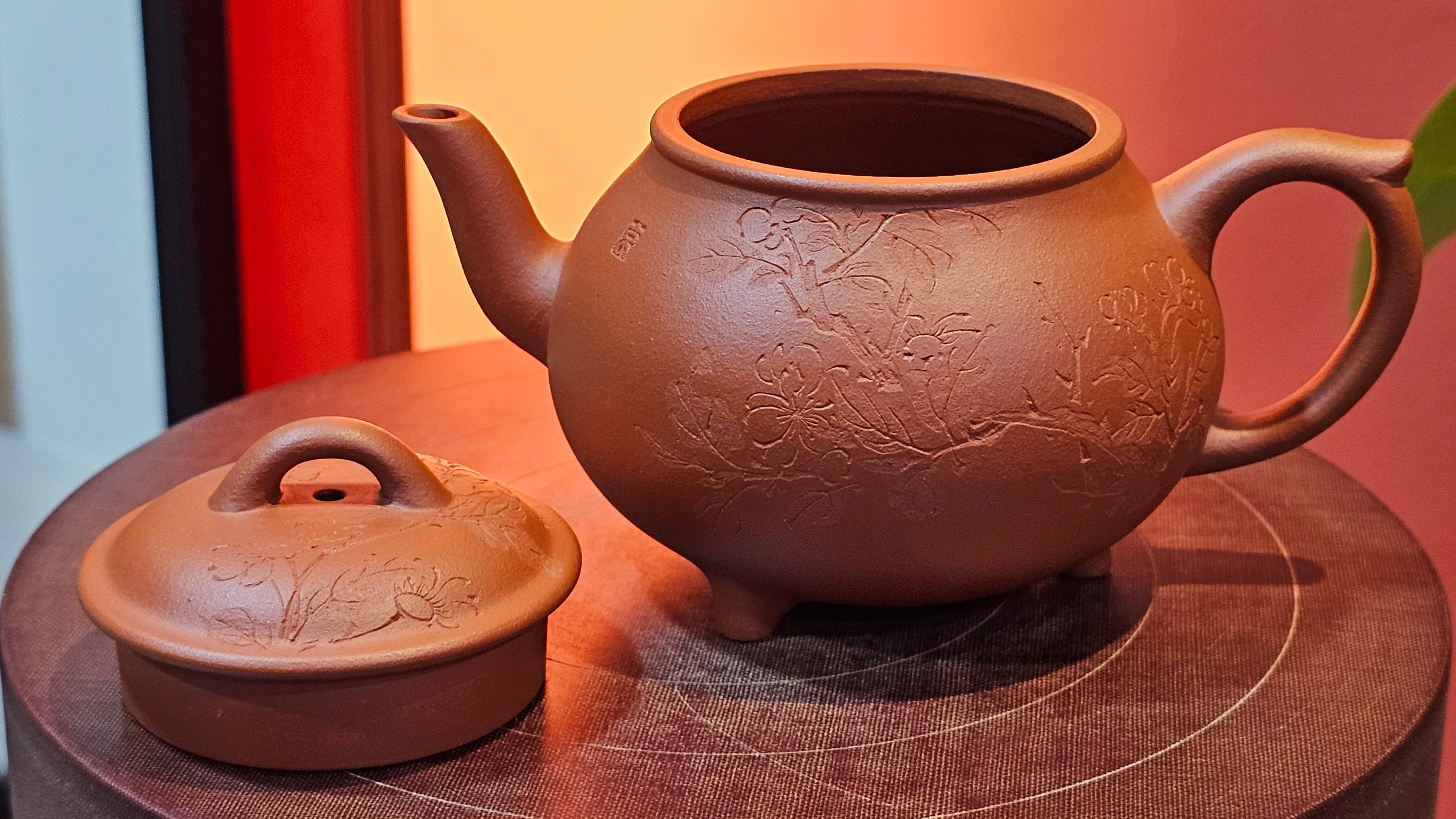 Meng Chen San Zu《孟臣三足》, 187.6ml, Xiao Hong Ni 小红泥, by our Craftsman Zhang Huan 张欢, Engraving by Craftsman Pe'eng Pe'eng 芃芃。~ Congratulations to Ms S.M.!!, 1827hrs 17th July 2025, Velden! The Netherlands 🇳🇱.