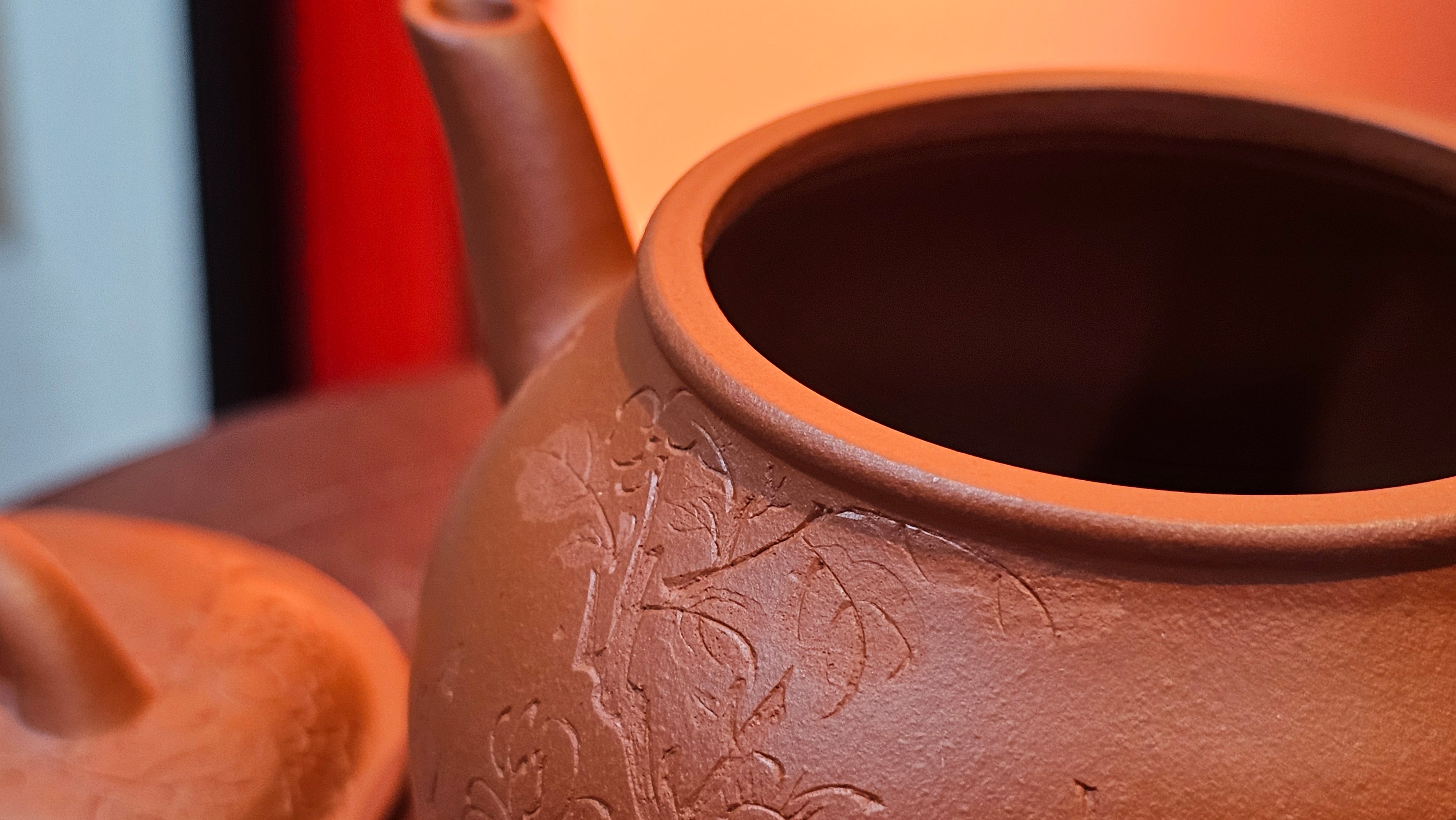 Meng Chen San Zu《孟臣三足》, 187.6ml, Xiao Hong Ni 小红泥, by our Craftsman Zhang Huan 张欢, Engraving by Craftsman Pe'eng Pe'eng 芃芃。~ Congratulations to Ms S.M.!!, 1827hrs 17th July 2025, Velden! The Netherlands 🇳🇱.