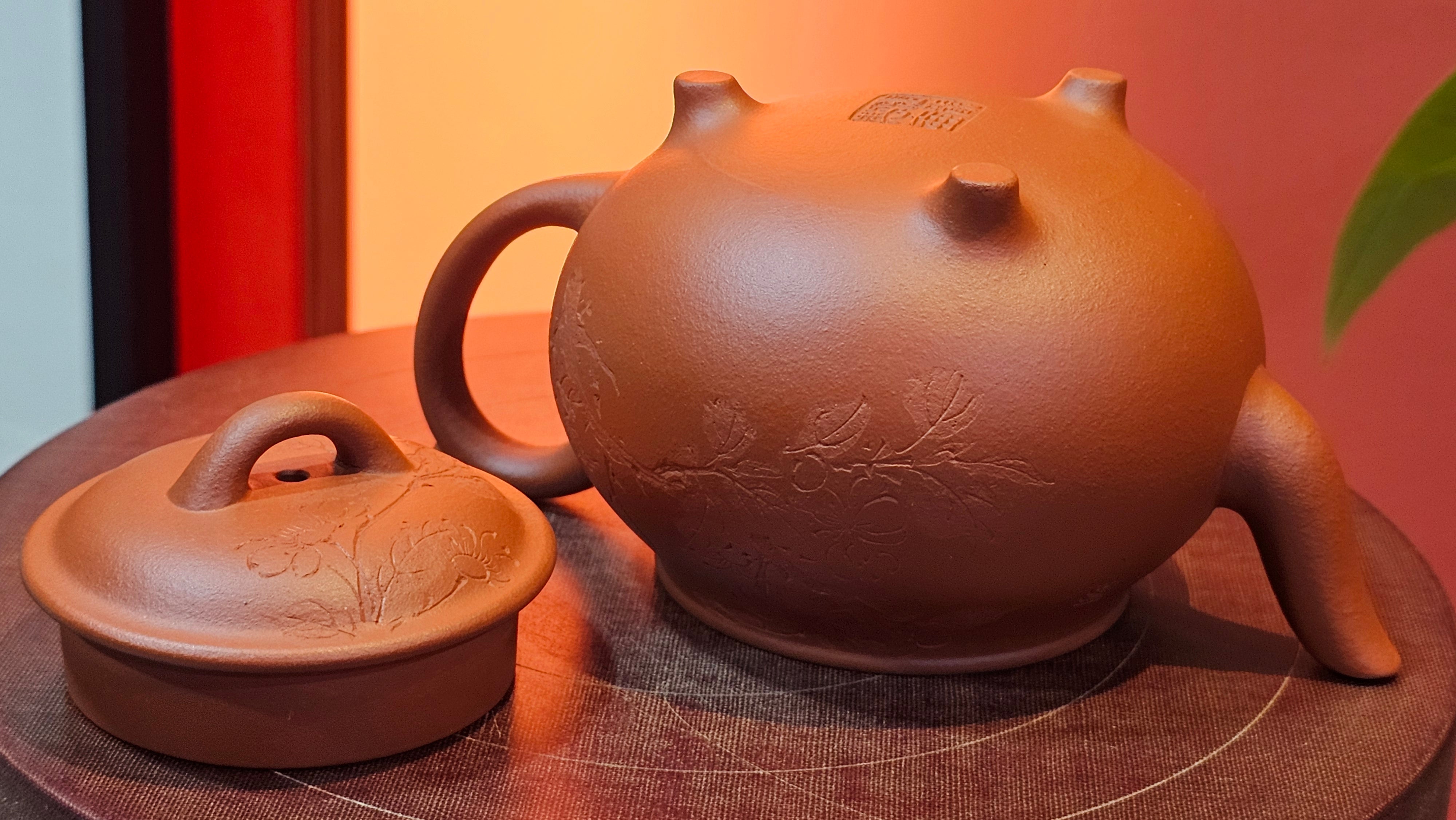 Meng Chen San Zu《孟臣三足》, 187.6ml, Xiao Hong Ni 小红泥, by our Craftsman Zhang Huan 张欢, Engraving by Craftsman Pe'eng Pe'eng 芃芃。~ Congratulations to Ms S.M.!!, 1827hrs 17th July 2025, Velden! The Netherlands 🇳🇱.