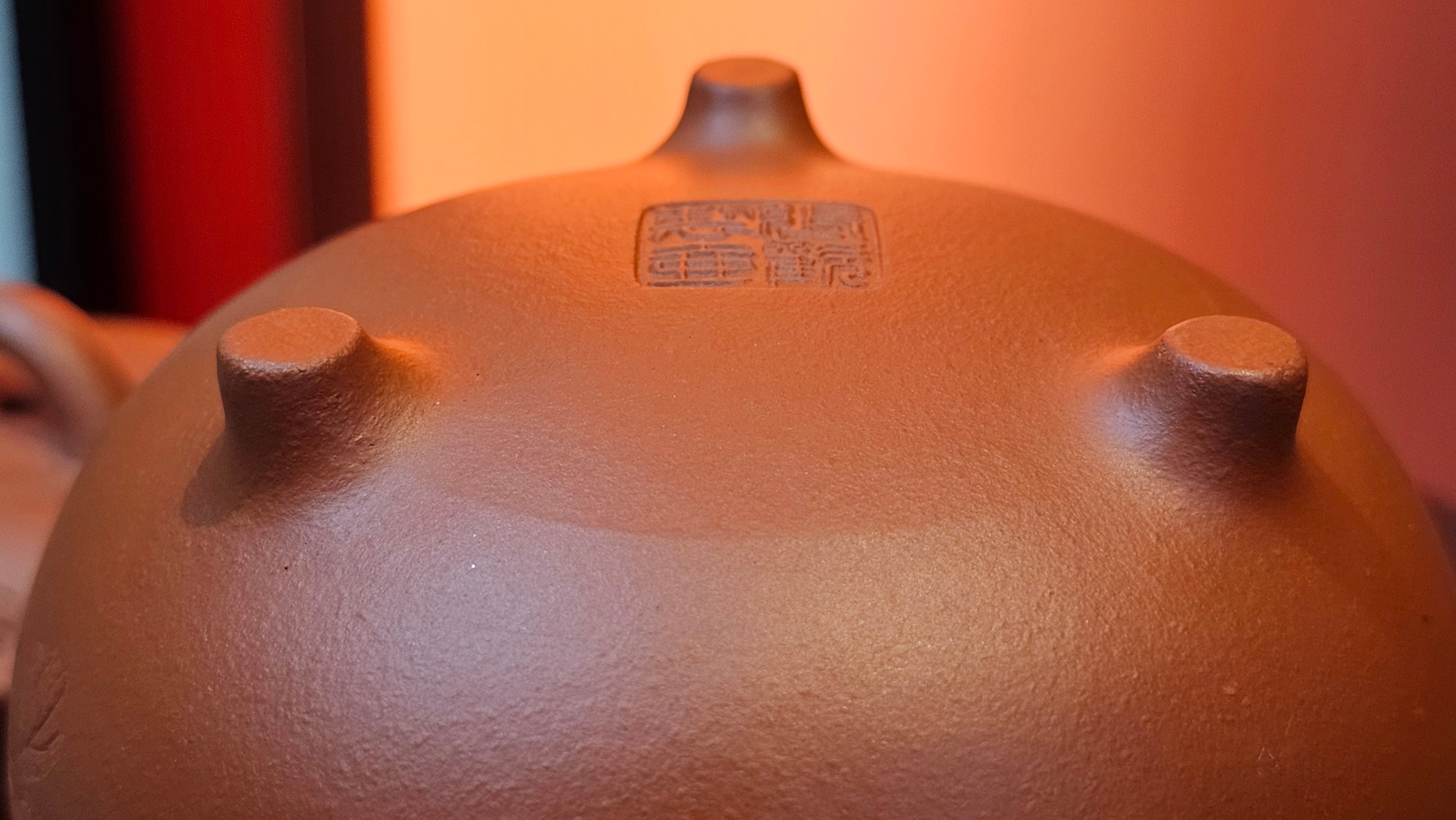 Meng Chen San Zu《孟臣三足》, 187.6ml, Xiao Hong Ni 小红泥, by our Craftsman Zhang Huan 张欢, Engraving by Craftsman Pe'eng Pe'eng 芃芃。~ Congratulations to Ms S.M.!!, 1827hrs 17th July 2025, Velden! The Netherlands 🇳🇱.