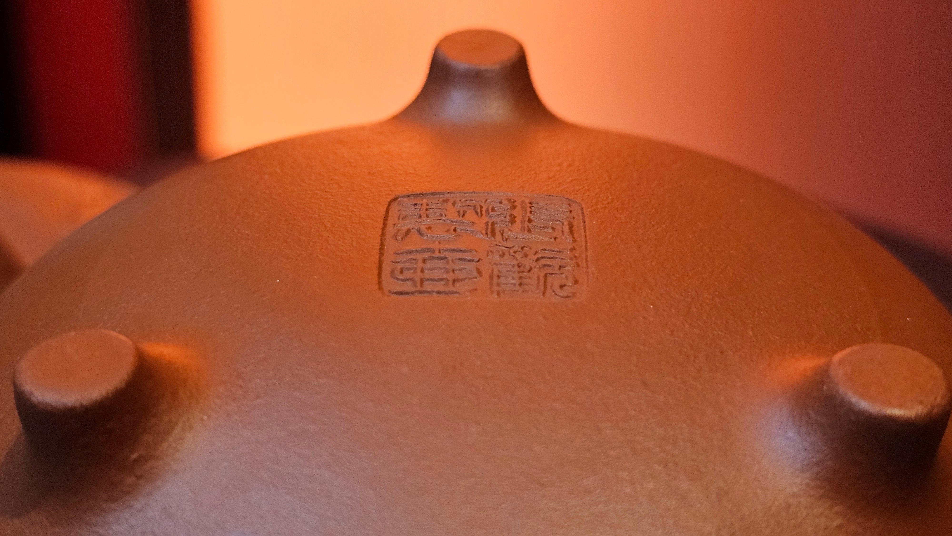 Meng Chen San Zu《孟臣三足》, 187.6ml, Xiao Hong Ni 小红泥, by our Craftsman Zhang Huan 张欢, Engraving by Craftsman Pe'eng Pe'eng 芃芃。~ Congratulations to Ms S.M.!!, 1827hrs 17th July 2025, Velden! The Netherlands 🇳🇱.