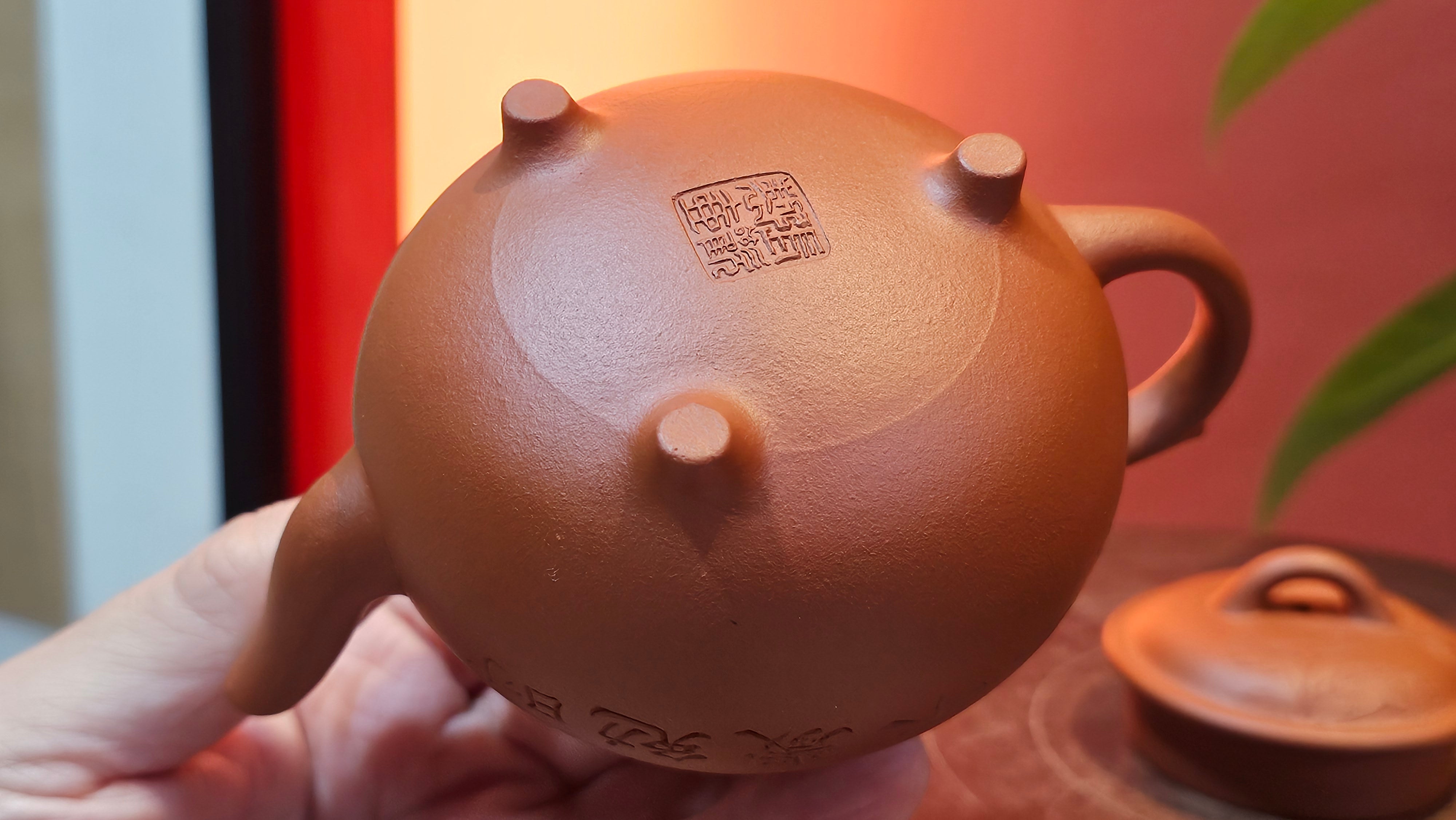 Meng Chen San Zu《孟臣三足》, 187.6ml, Xiao Hong Ni 小红泥, by our Craftsman Zhang Huan 张欢, Engraving by Craftsman Pe'eng Pe'eng 芃芃。~ Congratulations to Ms S.M.!!, 1827hrs 17th July 2025, Velden! The Netherlands 🇳🇱.