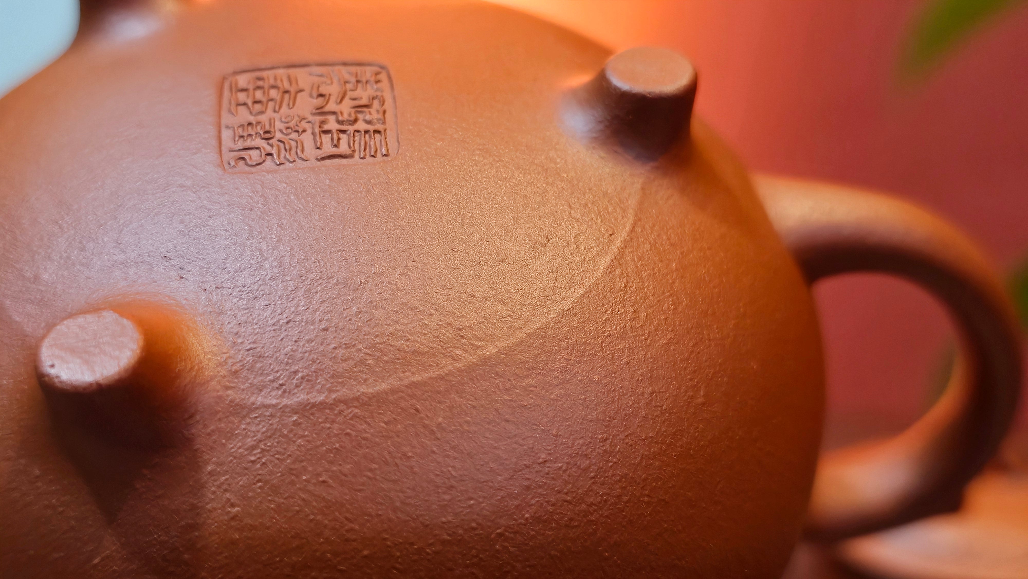 Meng Chen San Zu《孟臣三足》, 187.6ml, Xiao Hong Ni 小红泥, by our Craftsman Zhang Huan 张欢, Engraving by Craftsman Pe'eng Pe'eng 芃芃。~ Congratulations to Ms S.M.!!, 1827hrs 17th July 2025, Velden! The Netherlands 🇳🇱.