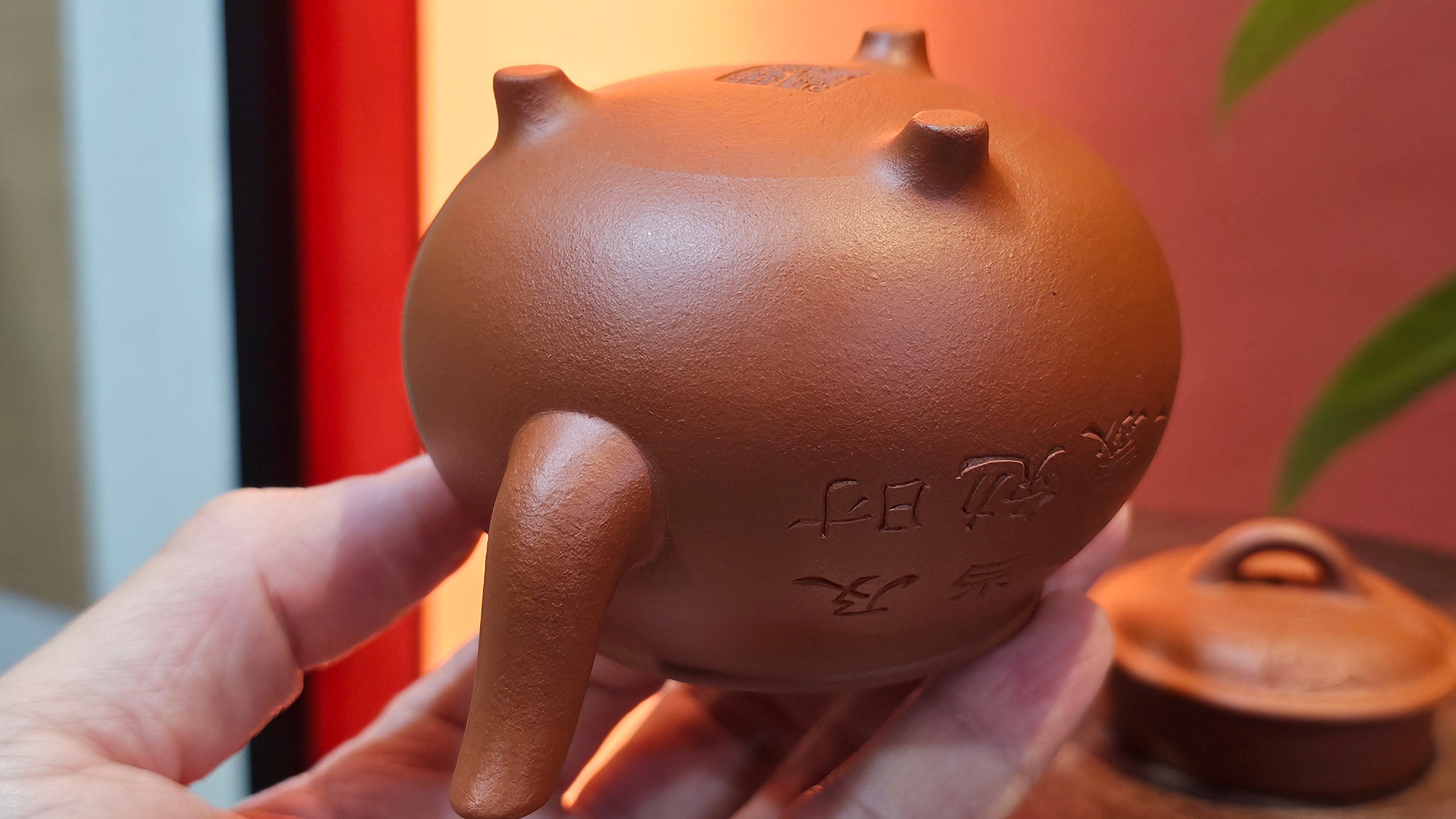 Meng Chen San Zu《孟臣三足》, 187.6ml, Xiao Hong Ni 小红泥, by our Craftsman Zhang Huan 张欢, Engraving by Craftsman Pe'eng Pe'eng 芃芃。~ Congratulations to Ms S.M.!!, 1827hrs 17th July 2025, Velden! The Netherlands 🇳🇱.