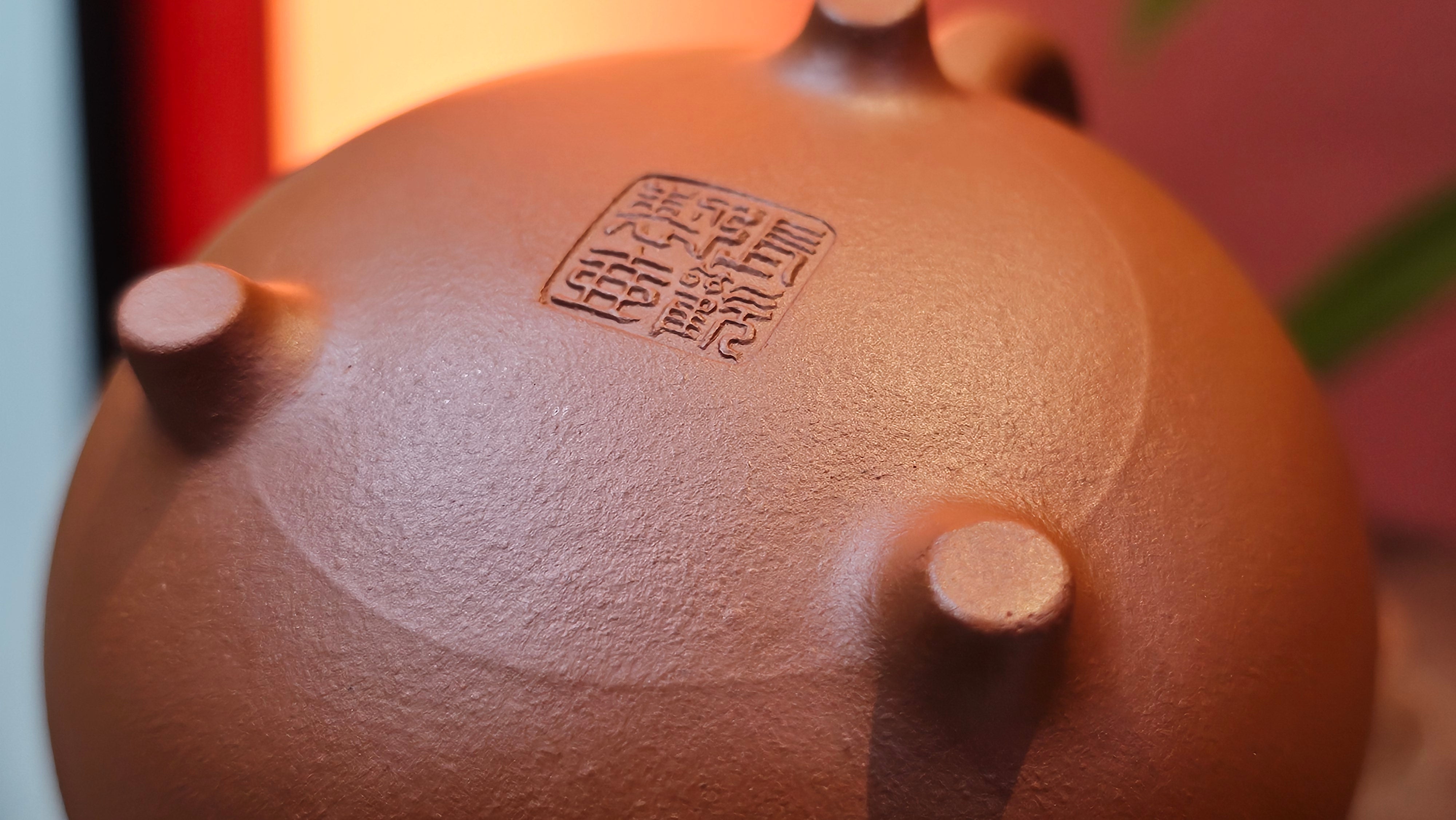 Meng Chen San Zu《孟臣三足》, 187.6ml, Xiao Hong Ni 小红泥, by our Craftsman Zhang Huan 张欢, Engraving by Craftsman Pe'eng Pe'eng 芃芃。~ Congratulations to Ms S.M.!!, 1827hrs 17th July 2025, Velden! The Netherlands 🇳🇱.