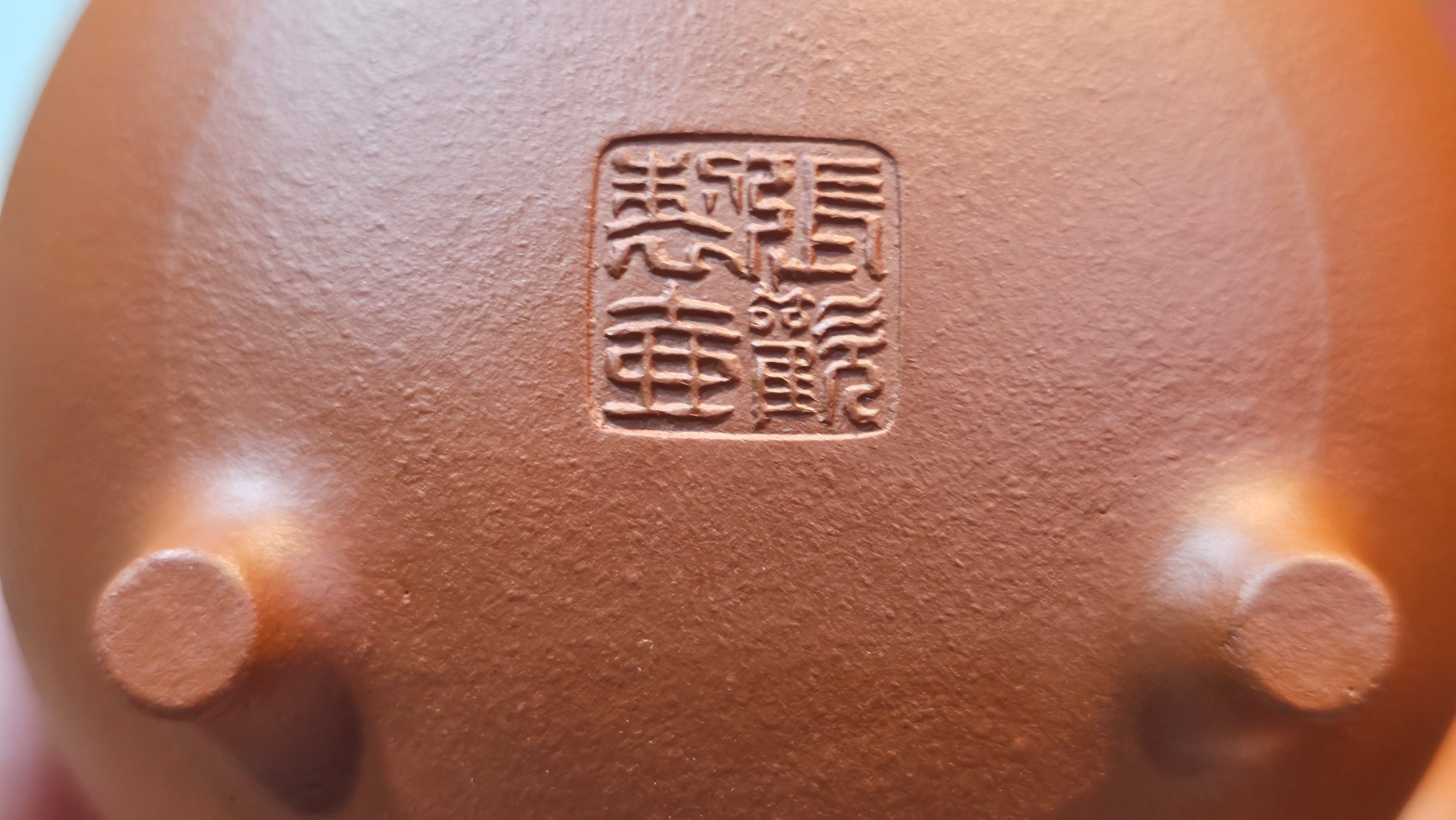 Meng Chen San Zu《孟臣三足》, 187.6ml, Xiao Hong Ni 小红泥, by our Craftsman Zhang Huan 张欢, Engraving by Craftsman Pe'eng Pe'eng 芃芃。~ Congratulations to Ms S.M.!!, 1827hrs 17th July 2025, Velden! The Netherlands 🇳🇱.