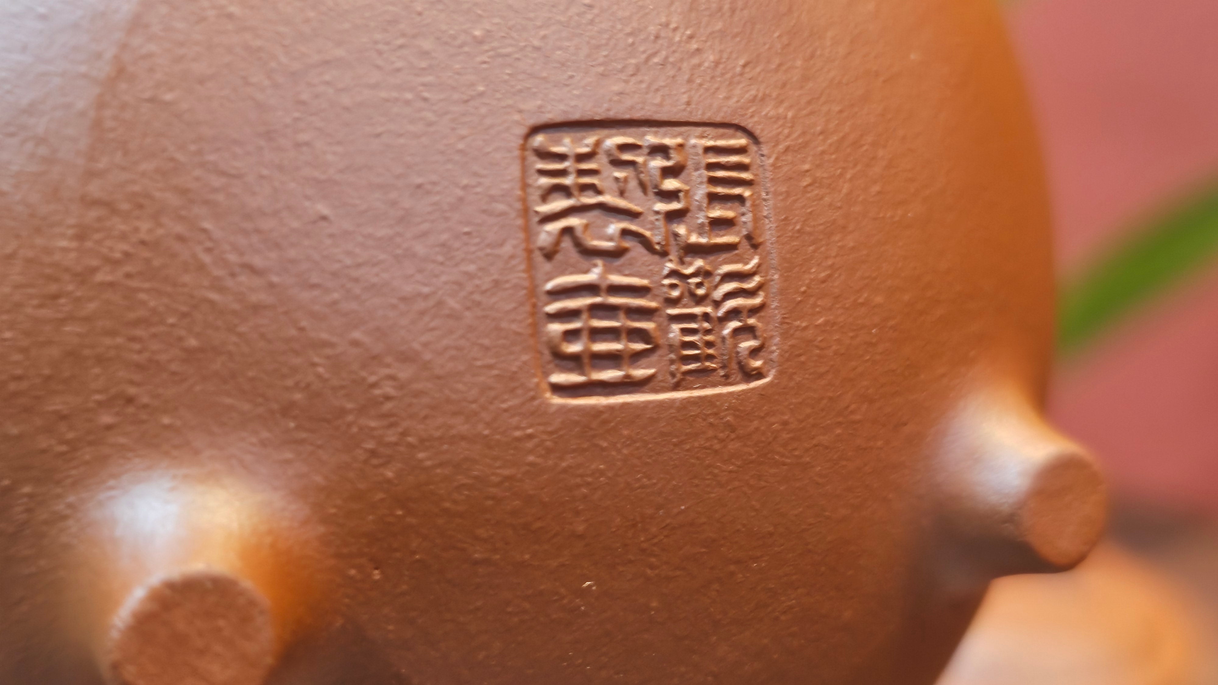 Meng Chen San Zu《孟臣三足》, 187.6ml, Xiao Hong Ni 小红泥, by our Craftsman Zhang Huan 张欢, Engraving by Craftsman Pe'eng Pe'eng 芃芃。~ Congratulations to Ms S.M.!!, 1827hrs 17th July 2025, Velden! The Netherlands 🇳🇱.