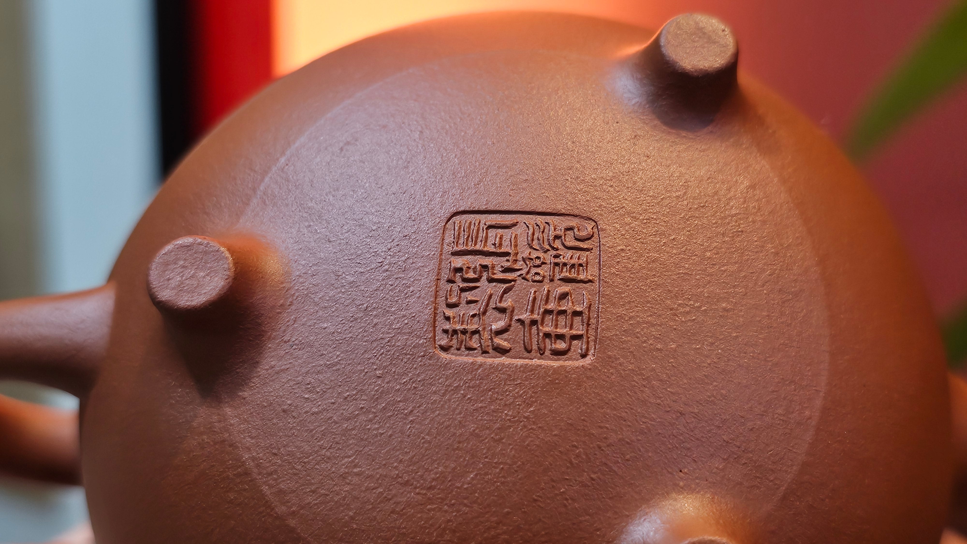 Meng Chen San Zu《孟臣三足》, 187.6ml, Xiao Hong Ni 小红泥, by our Craftsman Zhang Huan 张欢, Engraving by Craftsman Pe'eng Pe'eng 芃芃。~ Congratulations to Ms S.M.!!, 1827hrs 17th July 2025, Velden! The Netherlands 🇳🇱.